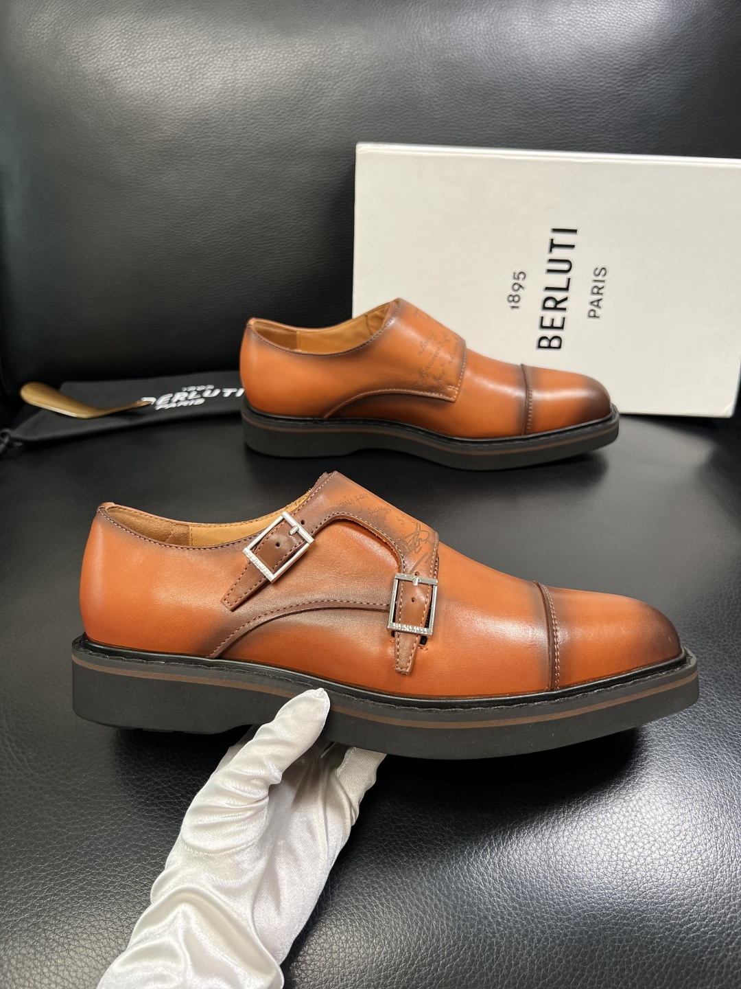 Berluti 顶级代购 布鲁提 专柜同步发售原厂配置，意大利进口牛皮面料，全进口水染牛皮里垫，鞋底：原