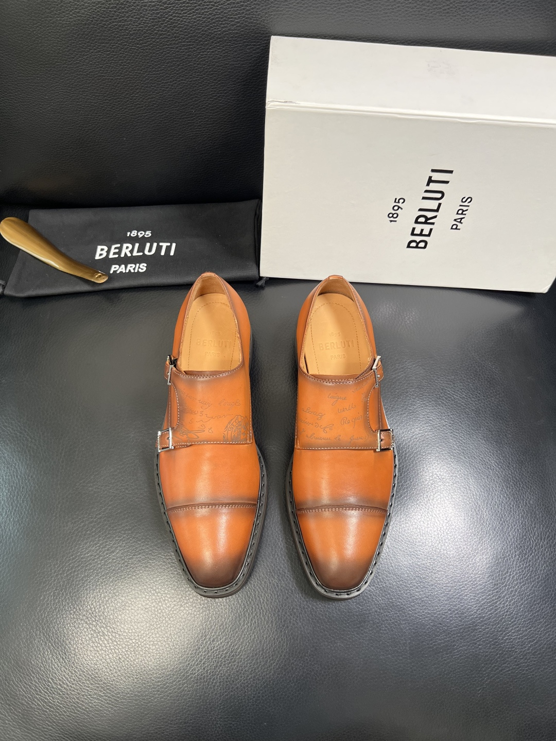 Berluti 顶级代购 布鲁提 专柜同步发售原厂配置，意大利进口牛皮面料，全进口水染牛皮里垫，鞋底：原