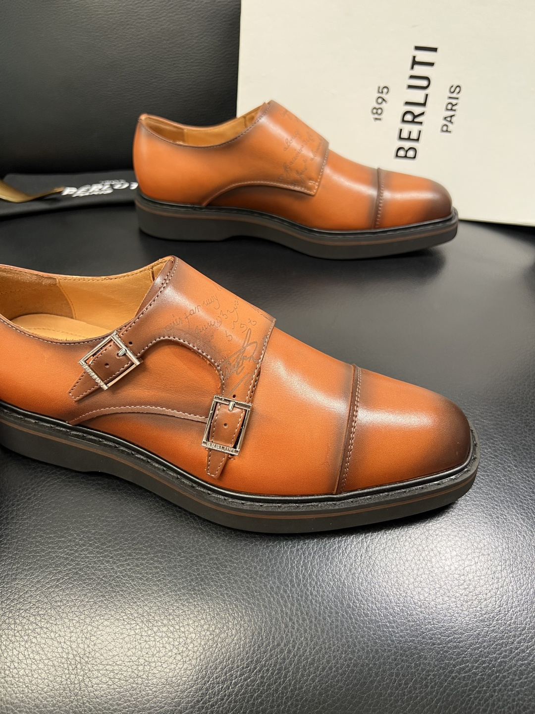 Berluti 顶级代购 布鲁提 专柜同步发售原厂配置，意大利进口牛皮面料，全进口水染牛皮里垫，鞋底：原