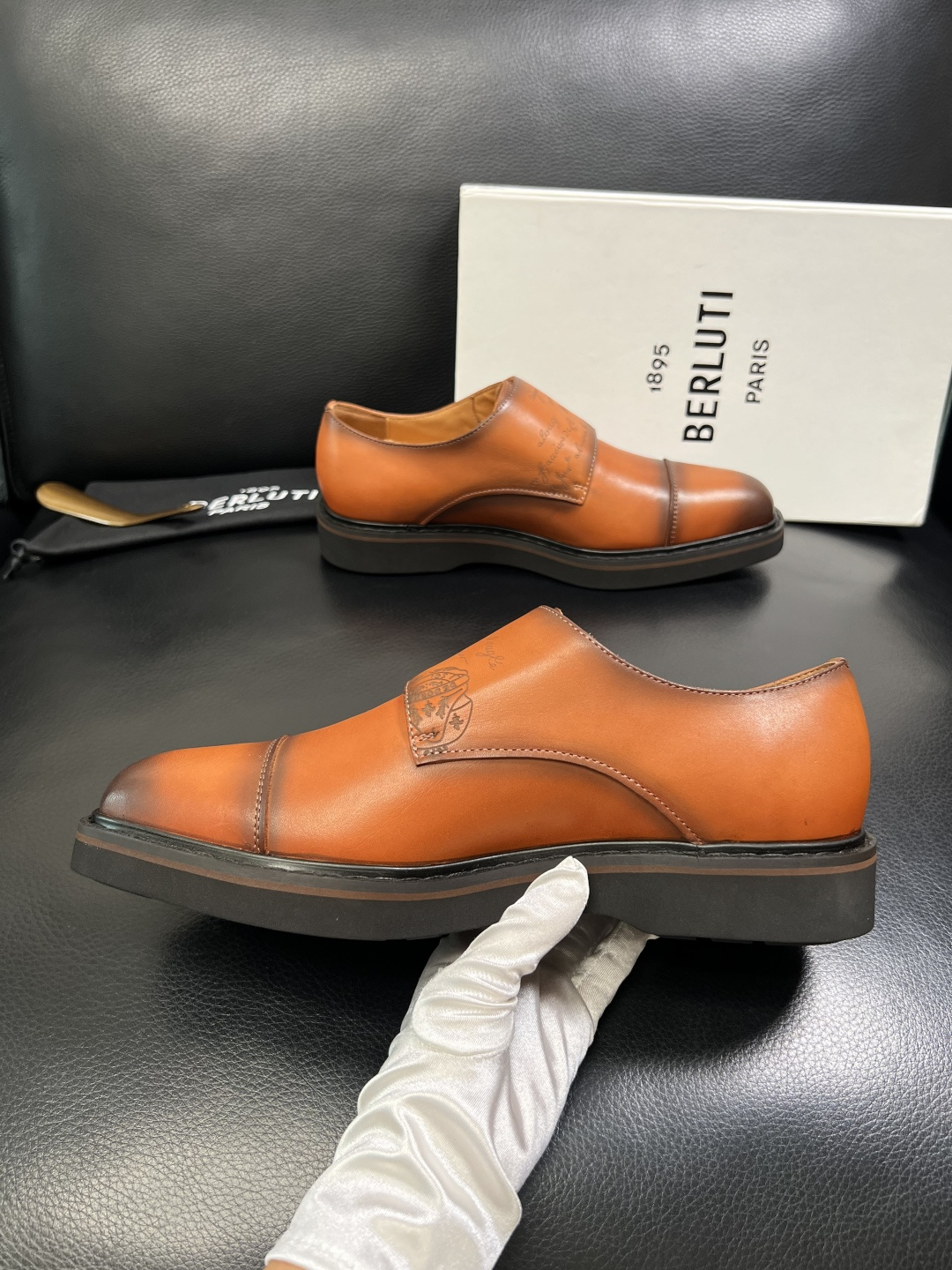 Berluti 顶级代购 布鲁提 专柜同步发售原厂配置，意大利进口牛皮面料，全进口水染牛皮里垫，鞋底：原