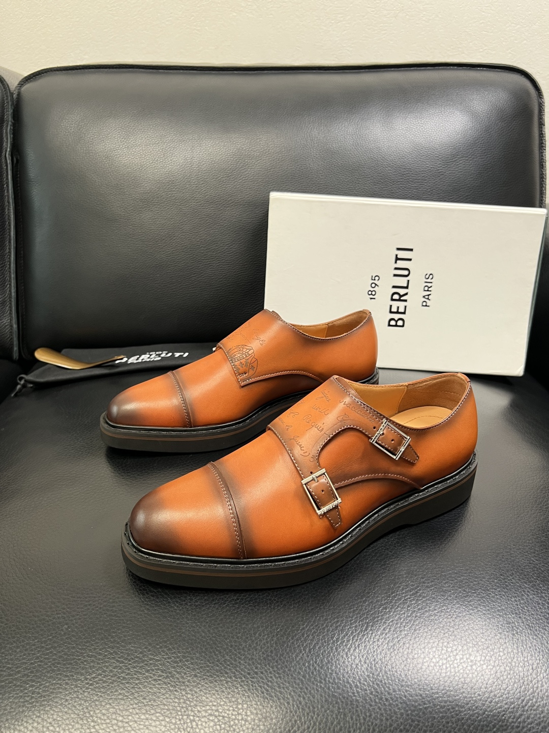 Berluti 顶级代购 布鲁提 专柜同步发售原厂配置，意大利进口牛皮面料，全进口水染牛皮里垫，鞋底：原