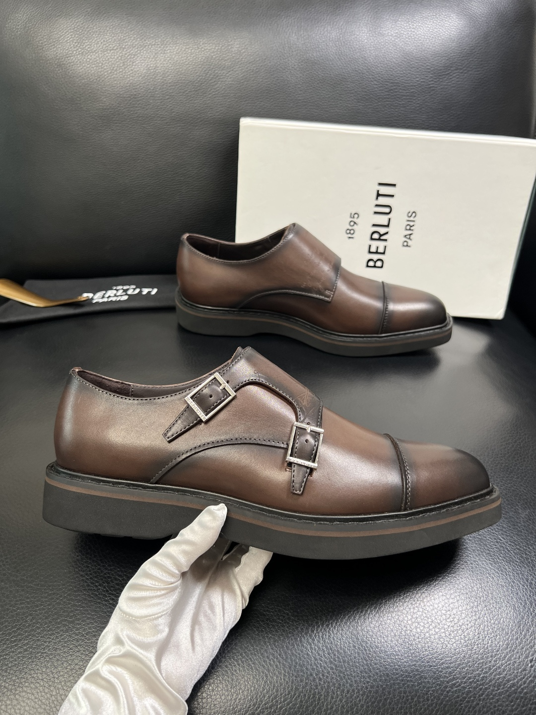 Berluti 顶级代购 布鲁提 专柜同步发售原厂配置，意大利进口牛皮面料，全进口水染牛皮里垫，鞋底：原