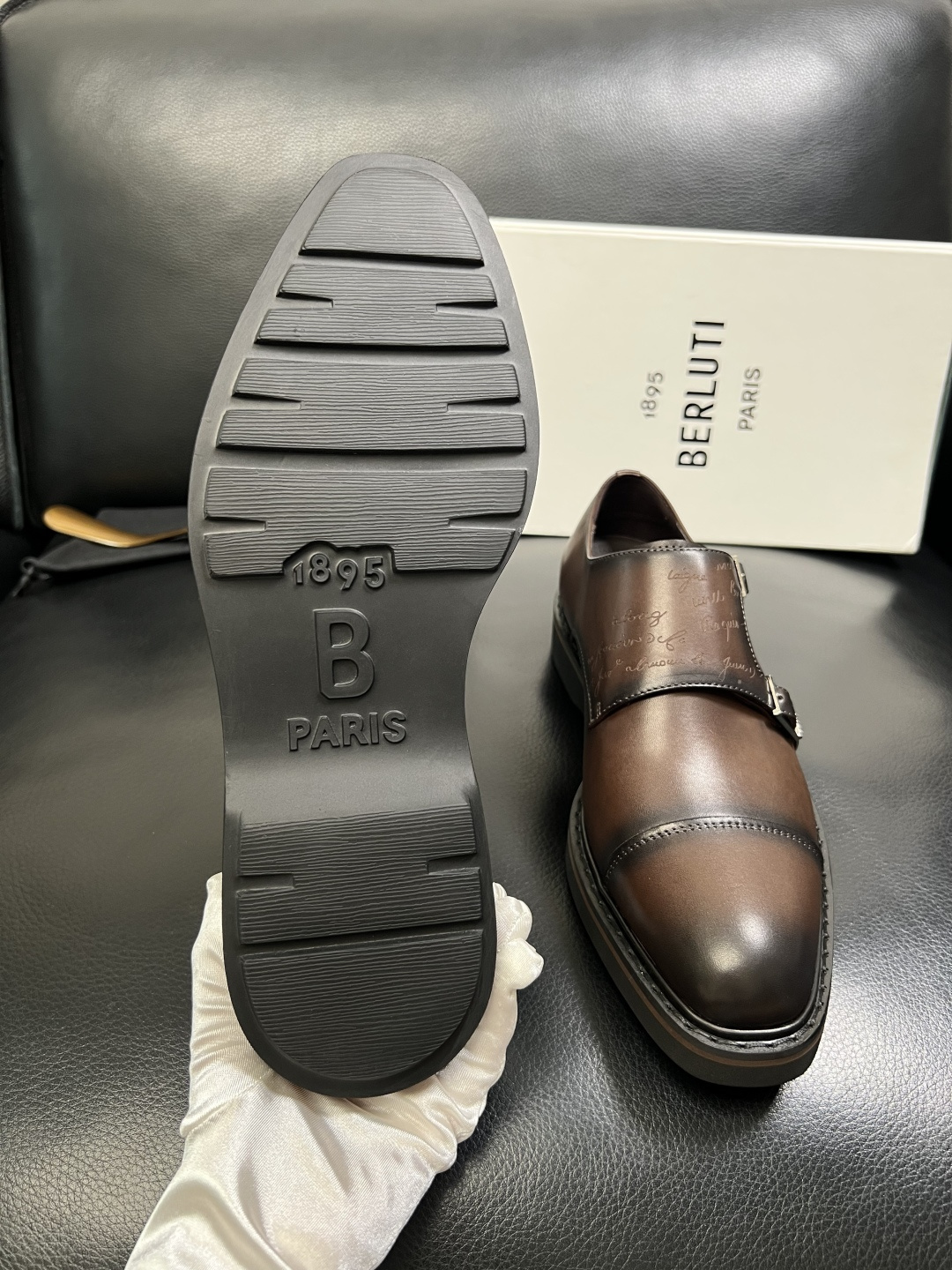 Berluti 顶级代购 布鲁提 专柜同步发售原厂配置，意大利进口牛皮面料，全进口水染牛皮里垫，鞋底：原