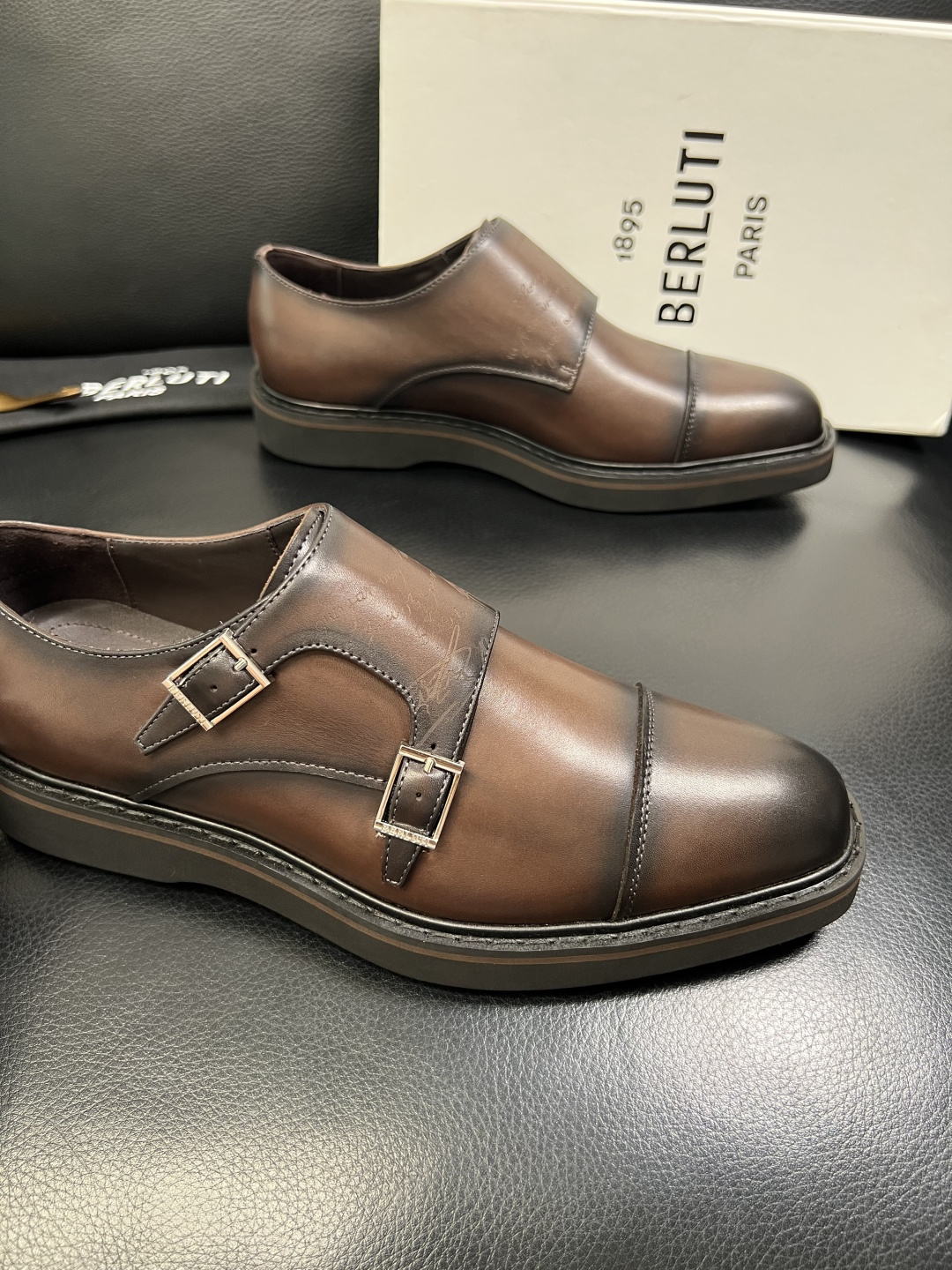 Berluti 顶级代购 布鲁提 专柜同步发售原厂配置，意大利进口牛皮面料，全进口水染牛皮里垫，鞋底：原