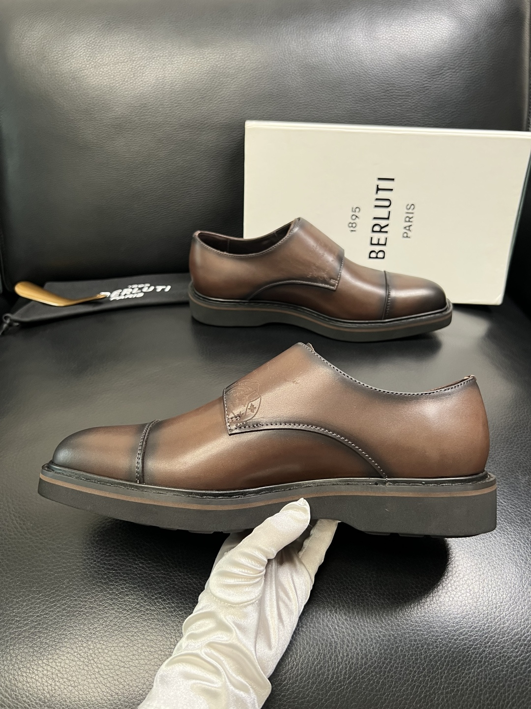 Berluti 顶级代购 布鲁提 专柜同步发售原厂配置，意大利进口牛皮面料，全进口水染牛皮里垫，鞋底：原