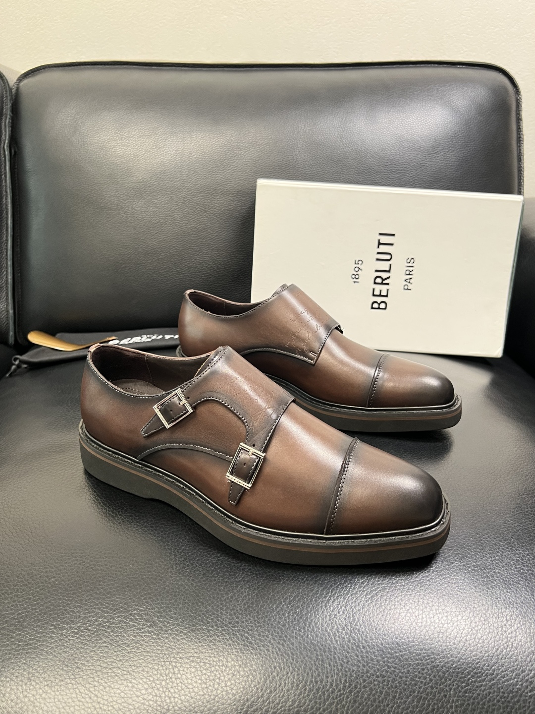 Berluti 顶级代购 布鲁提 专柜同步发售原厂配置，意大利进口牛皮面料，全进口水染牛皮里垫，鞋底：原