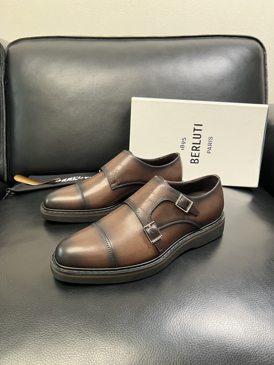 Berluti 顶级代购 布鲁提 专柜同步发售原厂配置，意大利进口牛皮面料，全进口水染牛皮里垫，鞋底：原