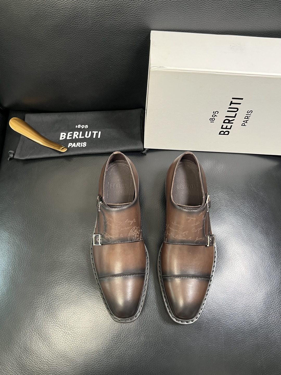 Berluti 顶级代购 布鲁提 专柜同步发售原厂配置，意大利进口牛皮面料，全进口水染牛皮里垫，鞋底：原