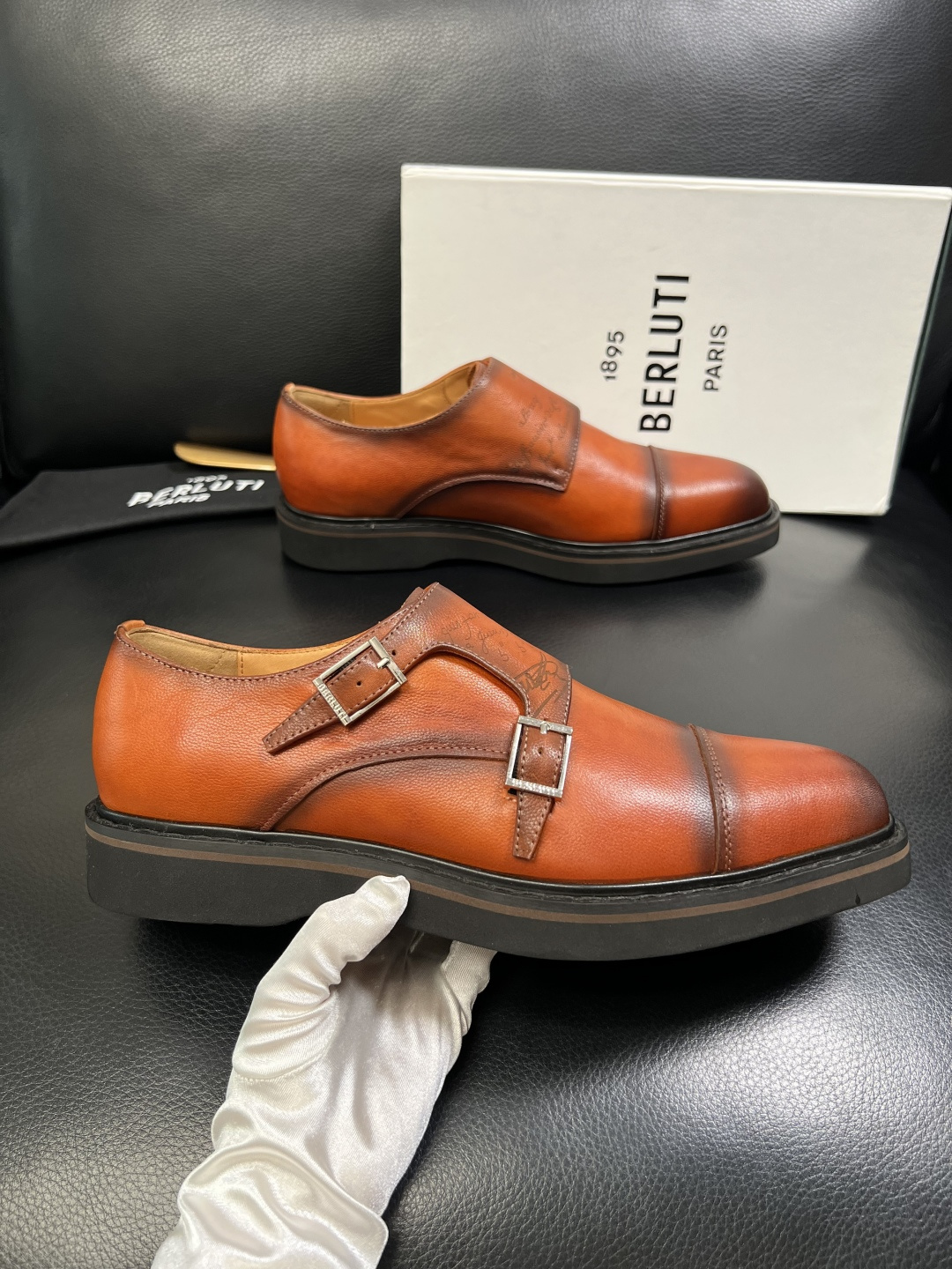 Berluti 顶级代购 布鲁提 专柜同步发售原厂配置，意大利进口牛皮面料，全进口水染牛皮里垫，鞋底：原