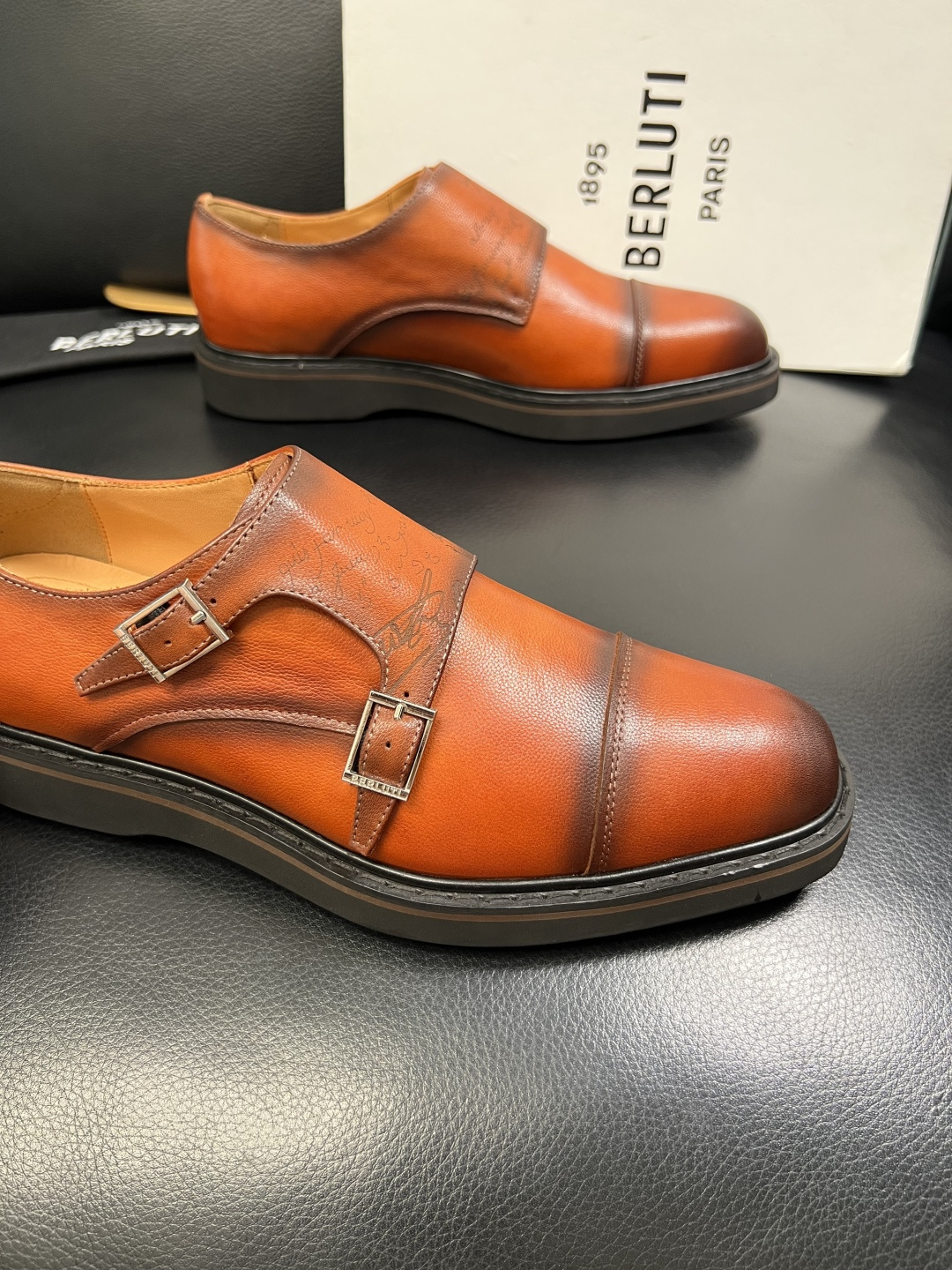 Berluti 顶级代购 布鲁提 专柜同步发售原厂配置，意大利进口牛皮面料，全进口水染牛皮里垫，鞋底：原