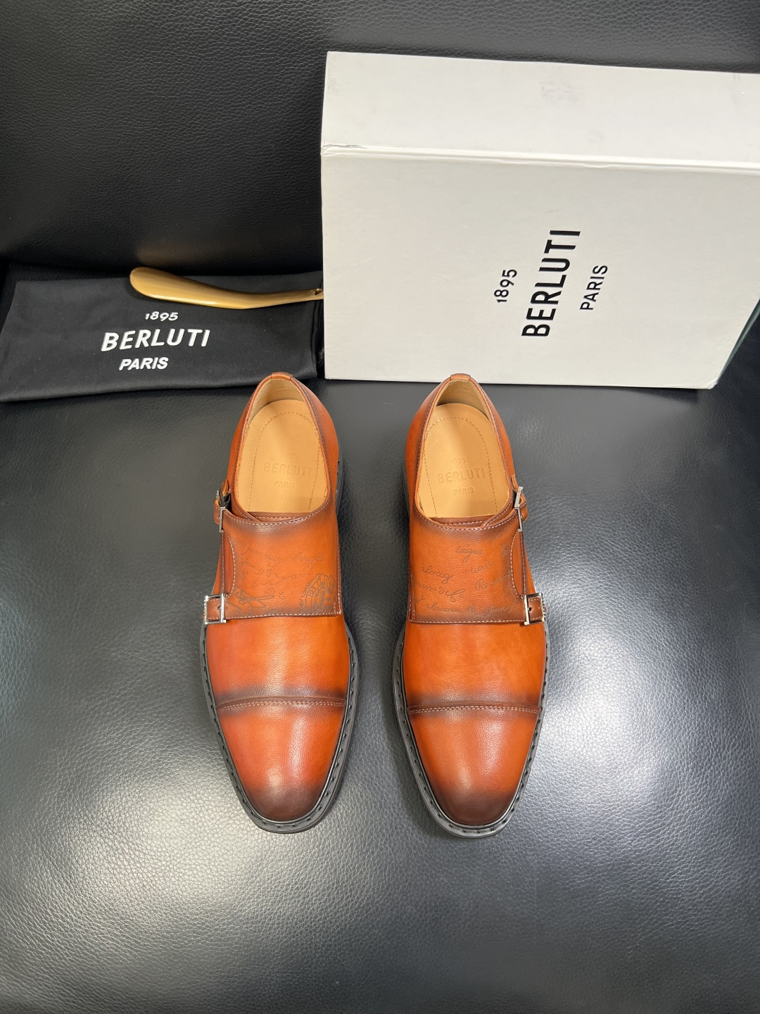 Berluti 顶级代购 布鲁提 专柜同步发售原厂配置，意大利进口牛皮面料，全进口水染牛皮里垫，鞋底：原