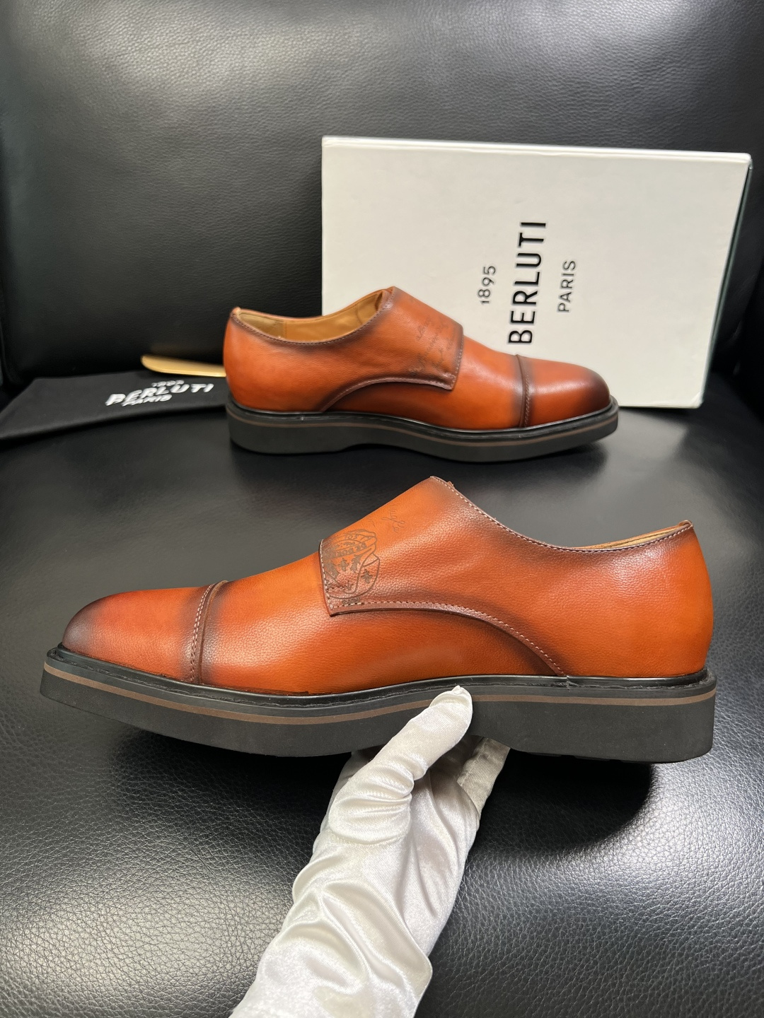 Berluti 顶级代购 布鲁提 专柜同步发售原厂配置，意大利进口牛皮面料，全进口水染牛皮里垫，鞋底：原