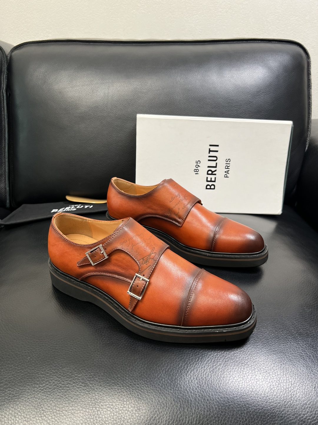 Berluti 顶级代购 布鲁提 专柜同步发售原厂配置，意大利进口牛皮面料，全进口水染牛皮里垫，鞋底：原