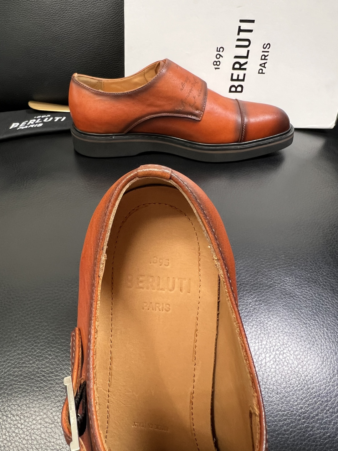 Berluti 顶级代购 布鲁提 专柜同步发售原厂配置，意大利进口牛皮面料，全进口水染牛皮里垫，鞋底：原