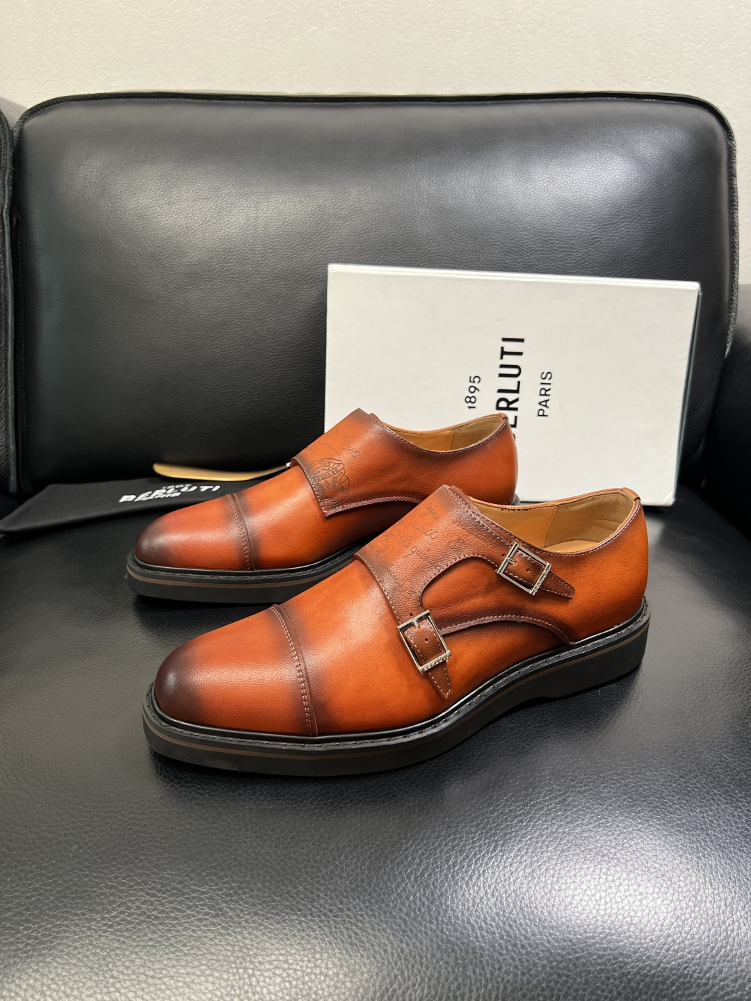 Berluti 顶级代购 布鲁提 专柜同步发售原厂配置，意大利进口牛皮面料，全进口水染牛皮里垫，鞋底：原