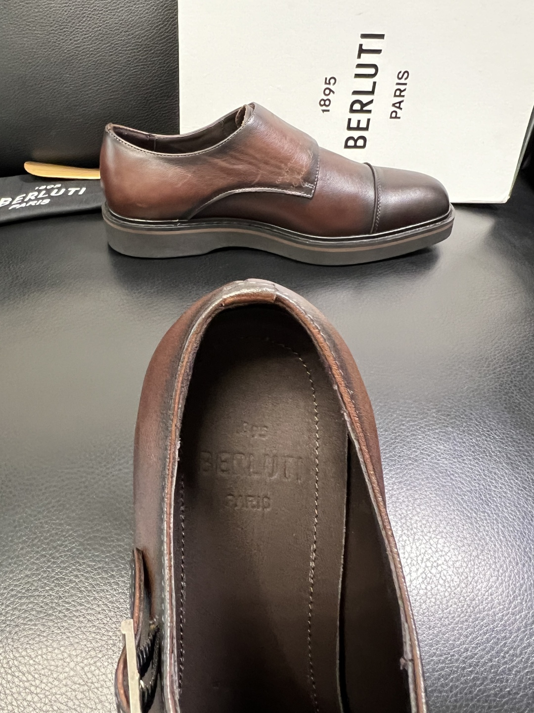 Berluti 顶级代购 布鲁提 专柜同步发售原厂配置，意大利进口牛皮面料，全进口水染牛皮里垫，鞋底：原