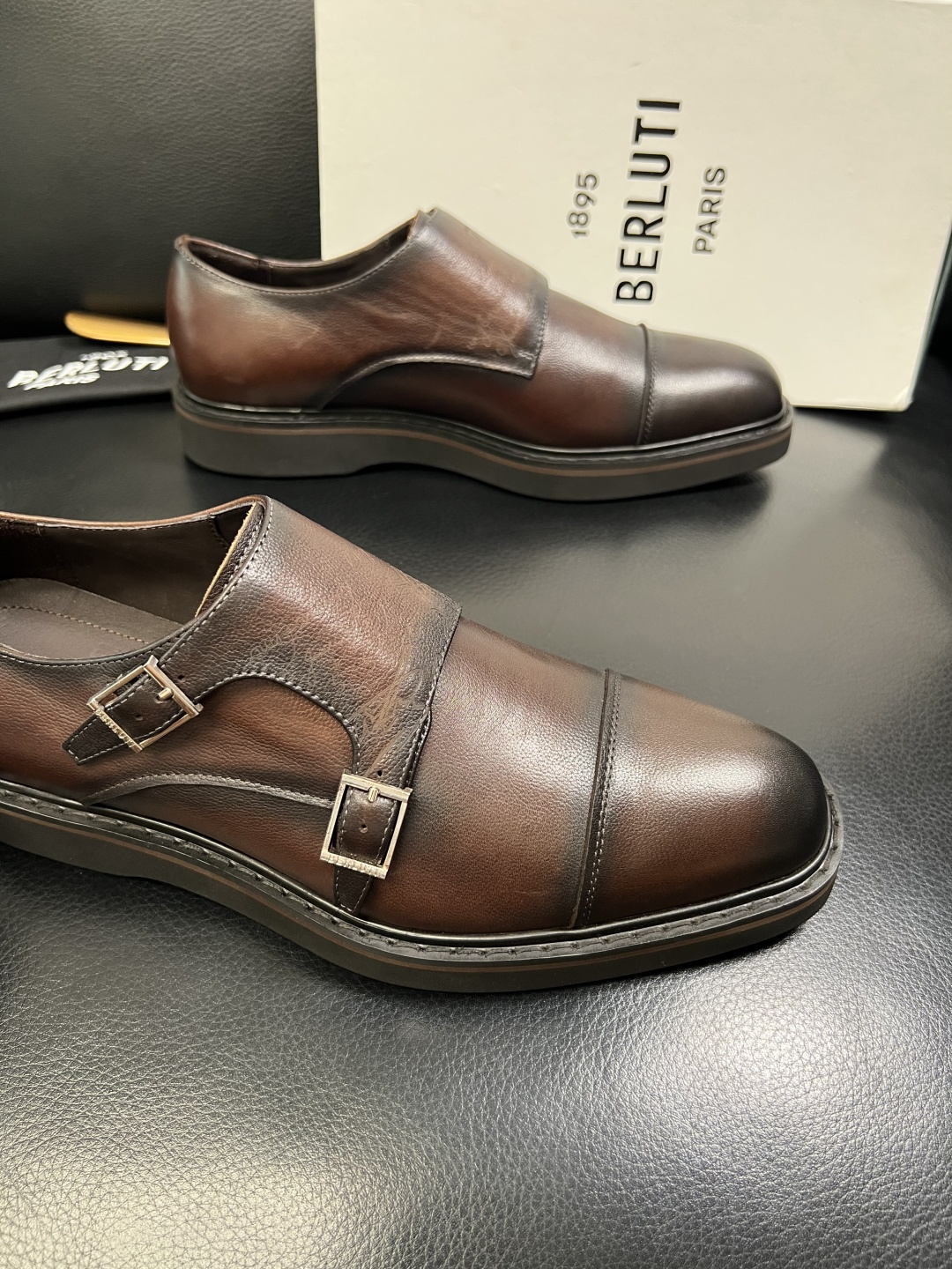 Berluti 顶级代购 布鲁提 专柜同步发售原厂配置，意大利进口牛皮面料，全进口水染牛皮里垫，鞋底：原