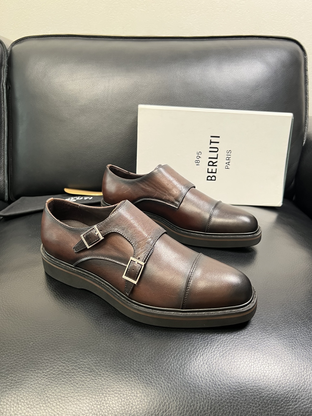 Berluti 顶级代购 布鲁提 专柜同步发售原厂配置，意大利进口牛皮面料，全进口水染牛皮里垫，鞋底：原