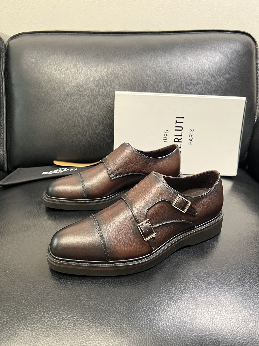 Berluti 顶级代购 布鲁提 专柜同步发售原厂配置，意大利进口牛皮面料，全进口水染牛皮里垫，鞋底：原