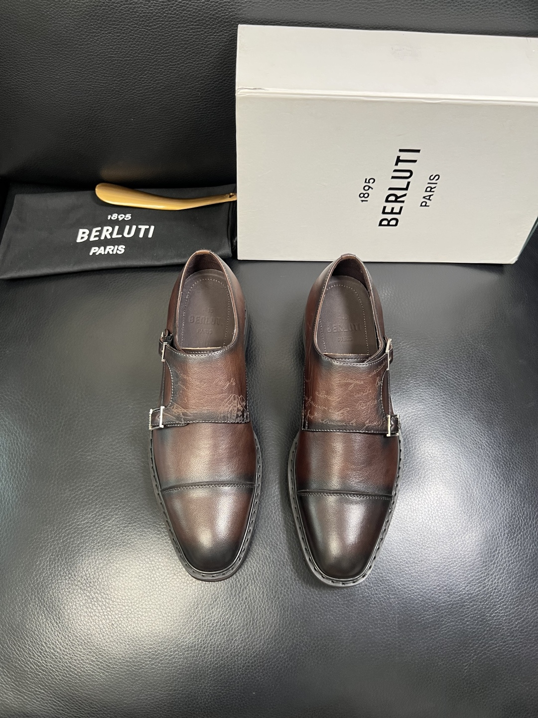 Berluti 顶级代购 布鲁提 专柜同步发售原厂配置，意大利进口牛皮面料，全进口水染牛皮里垫，鞋底：原