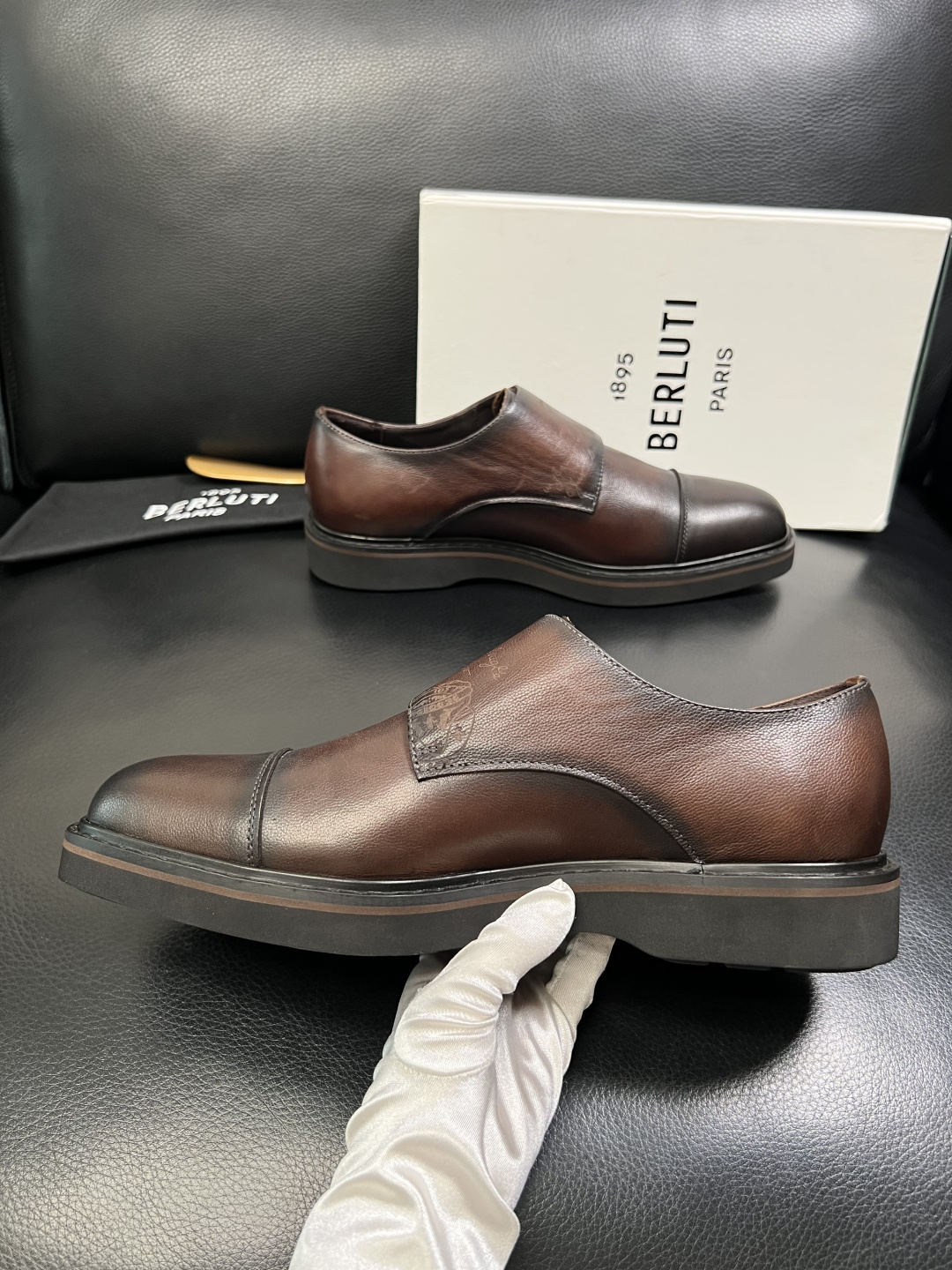 Berluti 顶级代购 布鲁提 专柜同步发售原厂配置，意大利进口牛皮面料，全进口水染牛皮里垫，鞋底：原