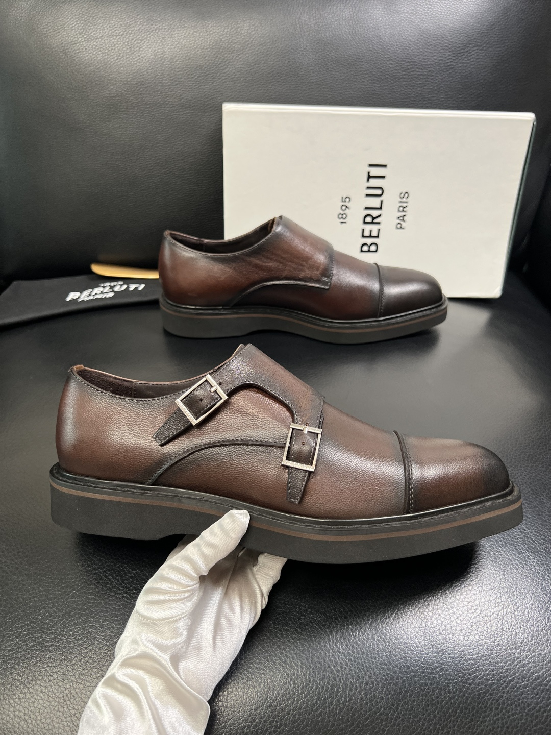 Berluti 顶级代购 布鲁提 专柜同步发售原厂配置，意大利进口牛皮面料，全进口水染牛皮里垫，鞋底：原