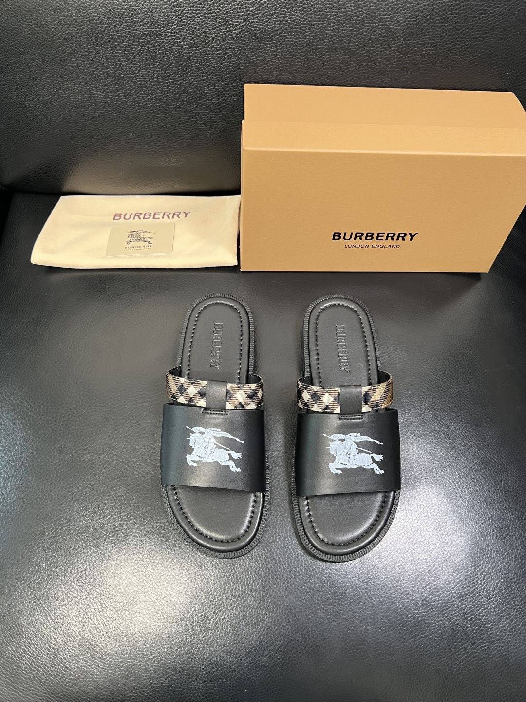 BURBERRY 顶级工艺品 巴宝莉 拖鞋专柜同步，原厂配置意大利进口牛皮面料，高品质复杂拼接工艺，进口