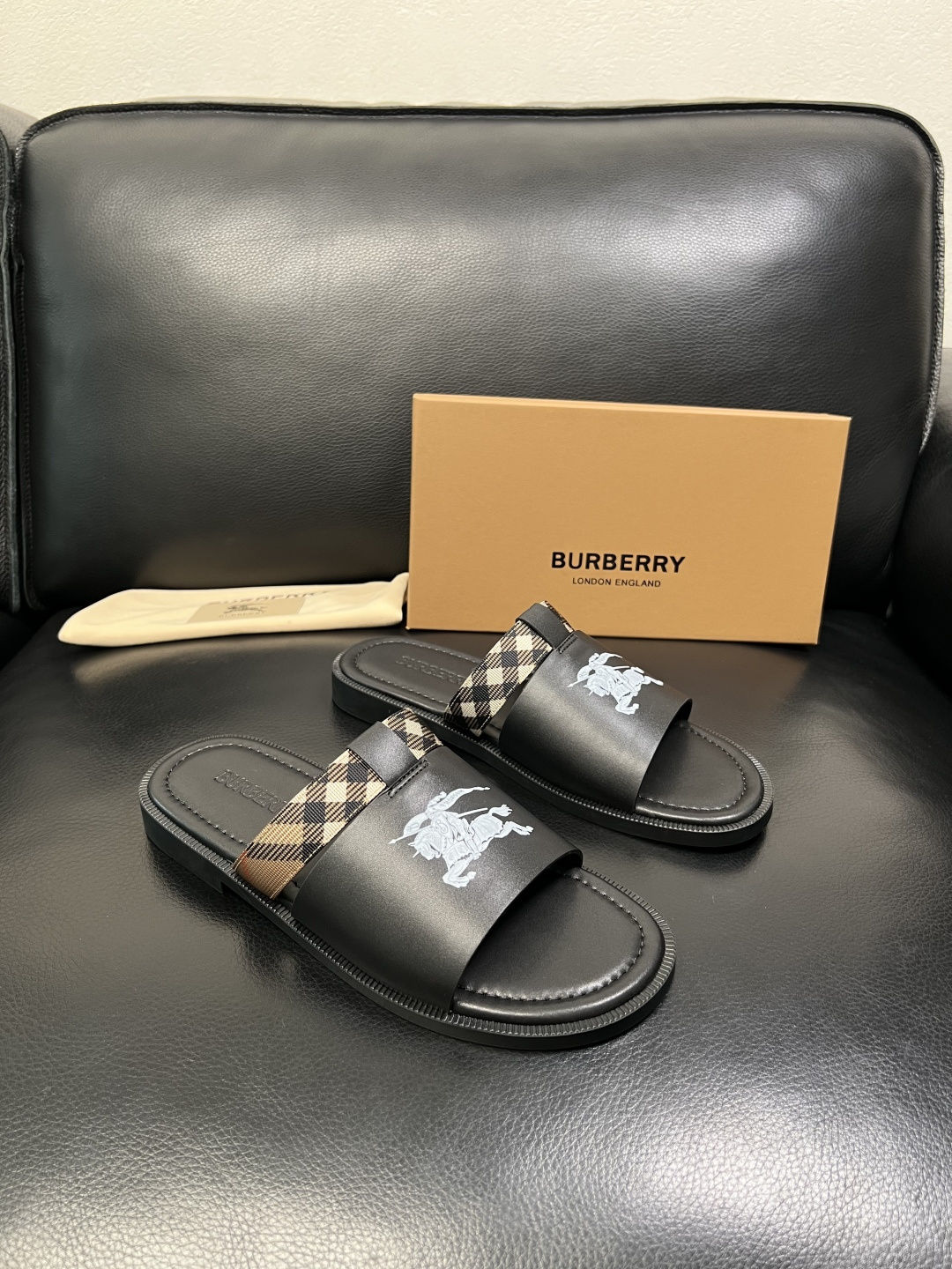 BURBERRY 顶级工艺品 巴宝莉 拖鞋专柜同步，原厂配置意大利进口牛皮面料，高品质复杂拼接工艺，进口