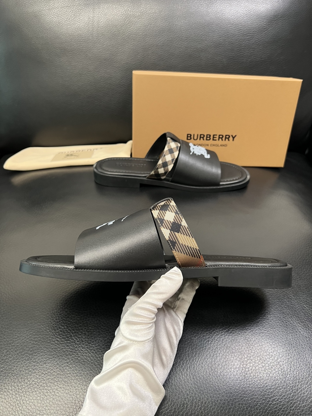 BURBERRY 顶级工艺品 巴宝莉 拖鞋专柜同步，原厂配置意大利进口牛皮面料，高品质复杂拼接工艺，进口