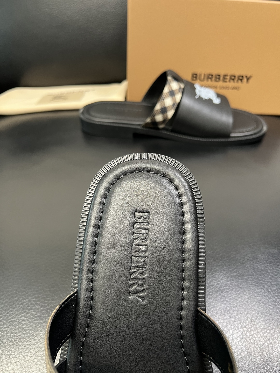 BURBERRY 顶级工艺品 巴宝莉 拖鞋专柜同步，原厂配置意大利进口牛皮面料，高品质复杂拼接工艺，进口