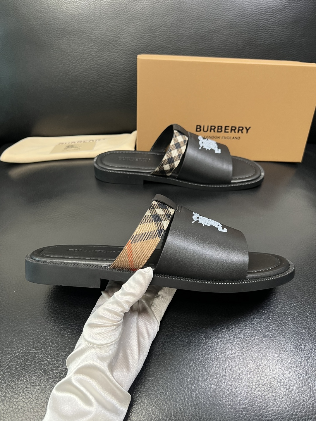 BURBERRY 顶级工艺品 巴宝莉 拖鞋专柜同步，原厂配置意大利进口牛皮面料，高品质复杂拼接工艺，进口