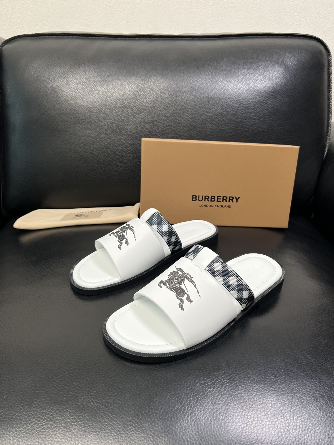 BURBERRY 顶级工艺品 巴宝莉 拖鞋专柜同步，原厂配置意大利进口牛皮面料，高品质复杂拼接工艺，进口