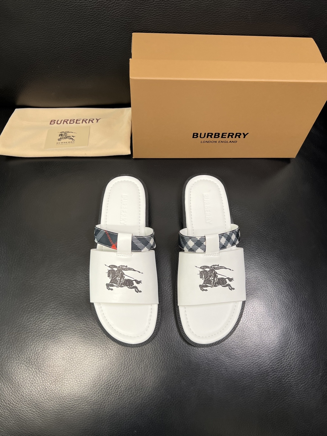BURBERRY 顶级工艺品 巴宝莉 拖鞋专柜同步，原厂配置意大利进口牛皮面料，高品质复杂拼接工艺，进口