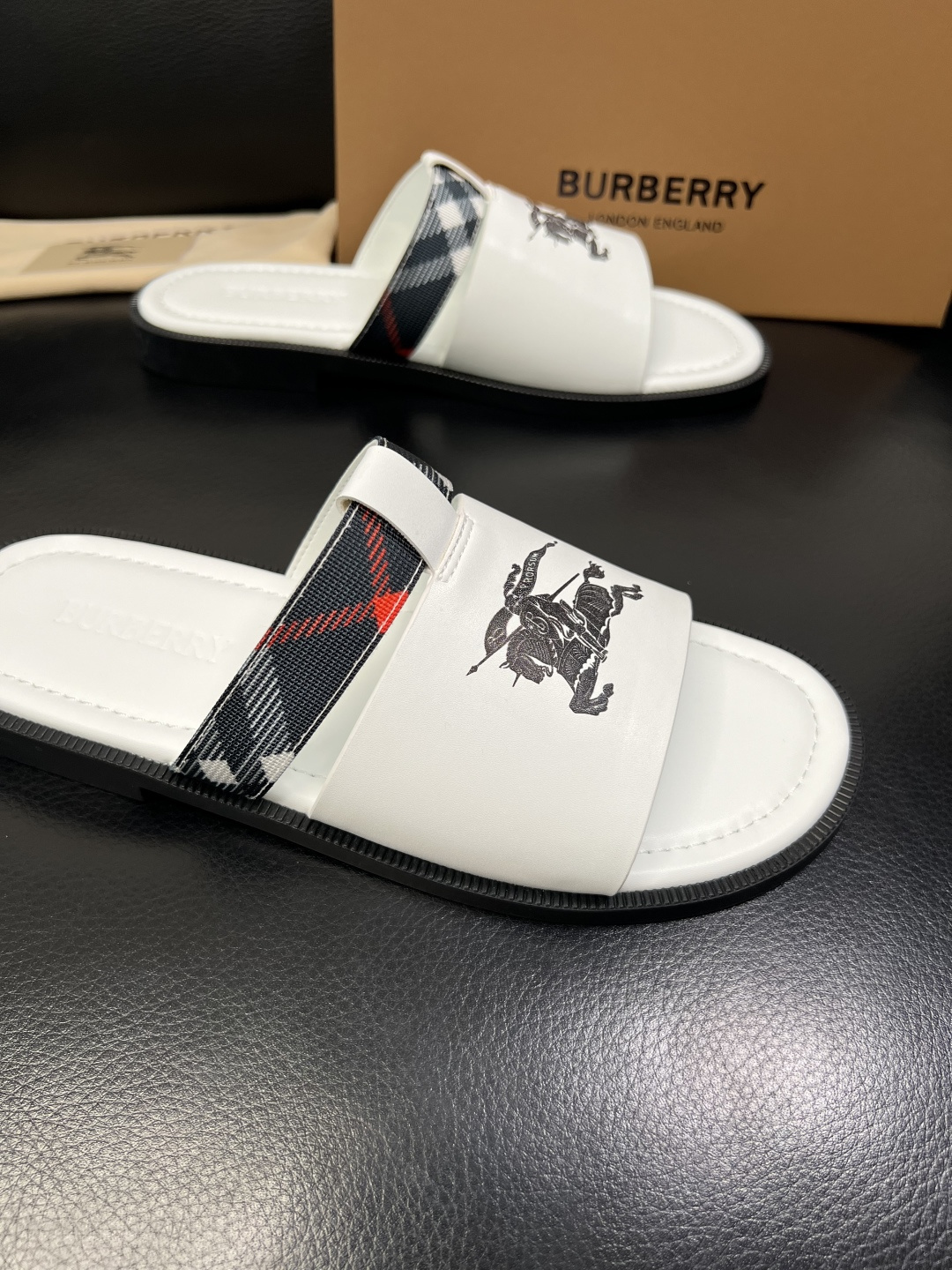 BURBERRY 顶级工艺品 巴宝莉 拖鞋专柜同步，原厂配置意大利进口牛皮面料，高品质复杂拼接工艺，进口