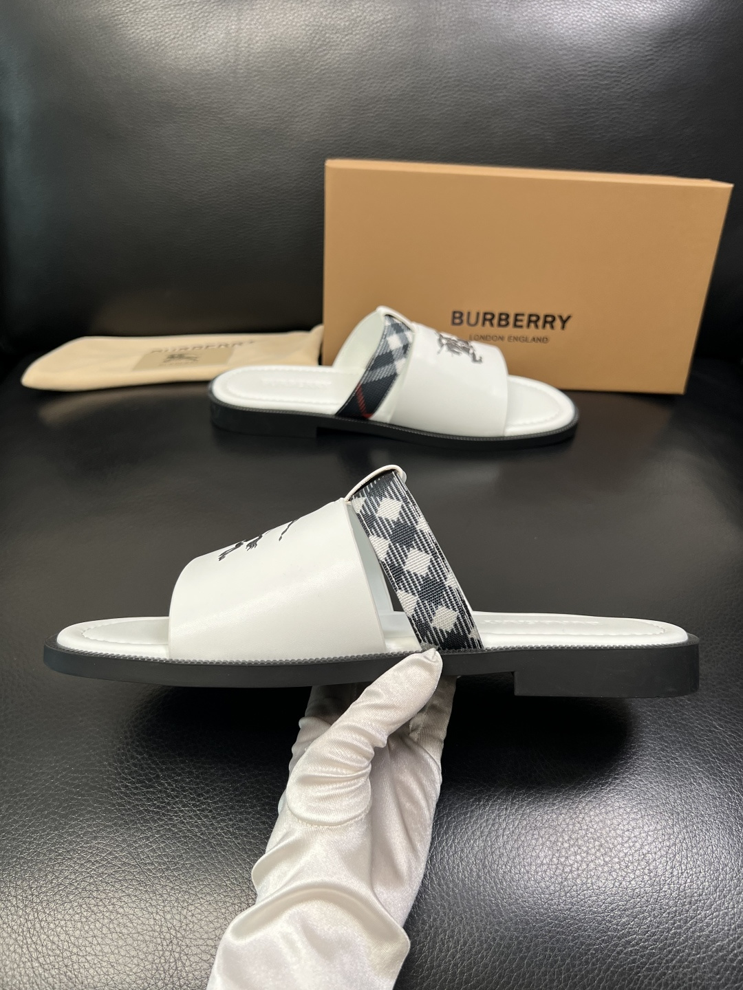 BURBERRY 顶级工艺品 巴宝莉 拖鞋专柜同步，原厂配置意大利进口牛皮面料，高品质复杂拼接工艺，进口