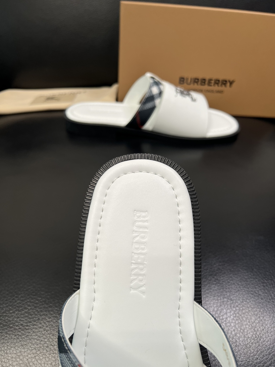 BURBERRY 顶级工艺品 巴宝莉 拖鞋专柜同步，原厂配置意大利进口牛皮面料，高品质复杂拼接工艺，进口