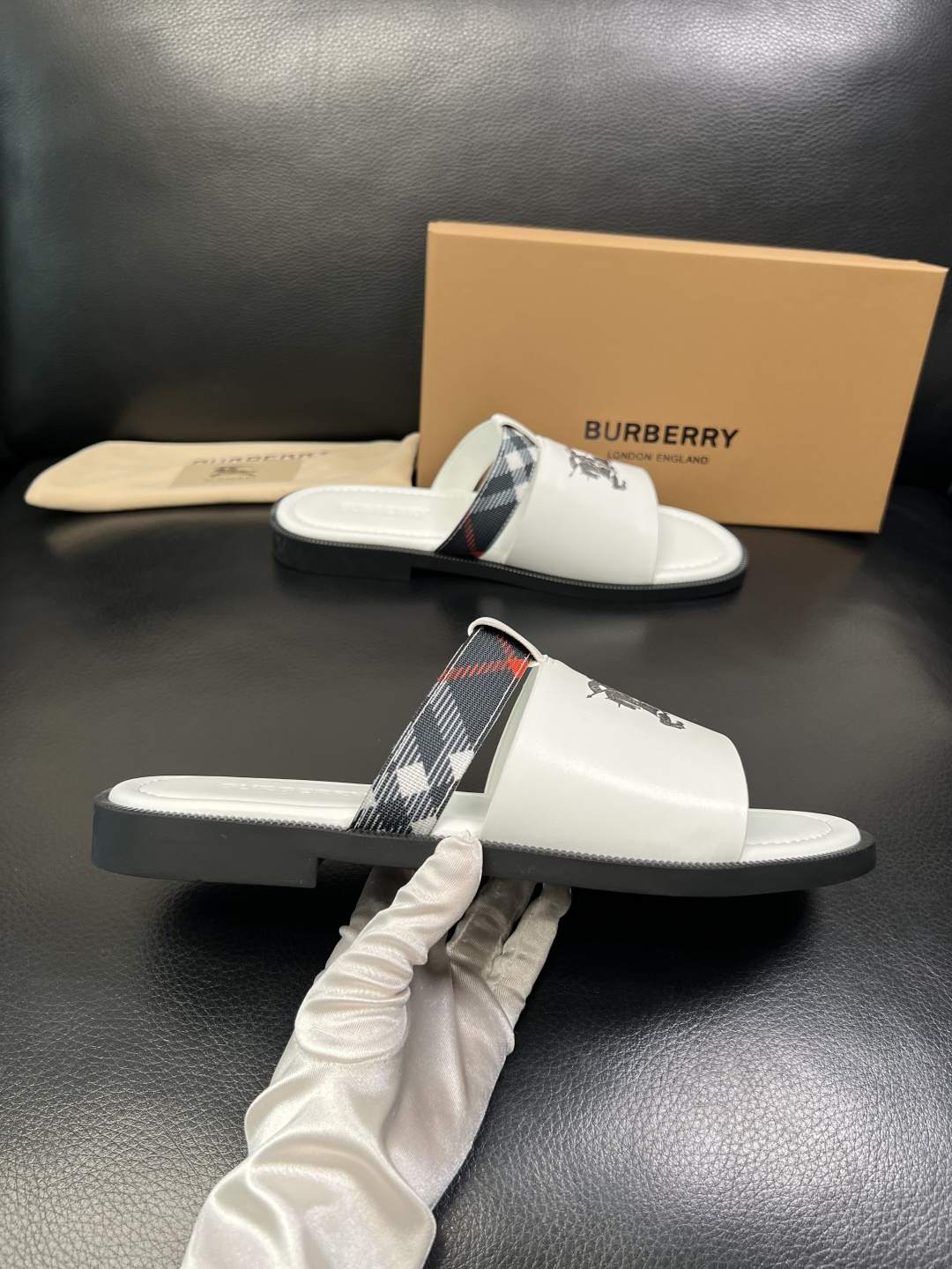 BURBERRY 顶级工艺品 巴宝莉 拖鞋专柜同步，原厂配置意大利进口牛皮面料，高品质复杂拼接工艺，进口