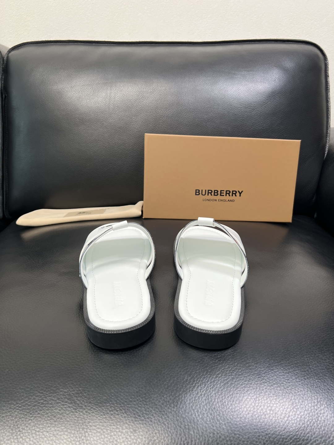 BURBERRY 顶级工艺品 巴宝莉 拖鞋专柜同步，原厂配置意大利进口牛皮面料，高品质复杂拼接工艺，进口