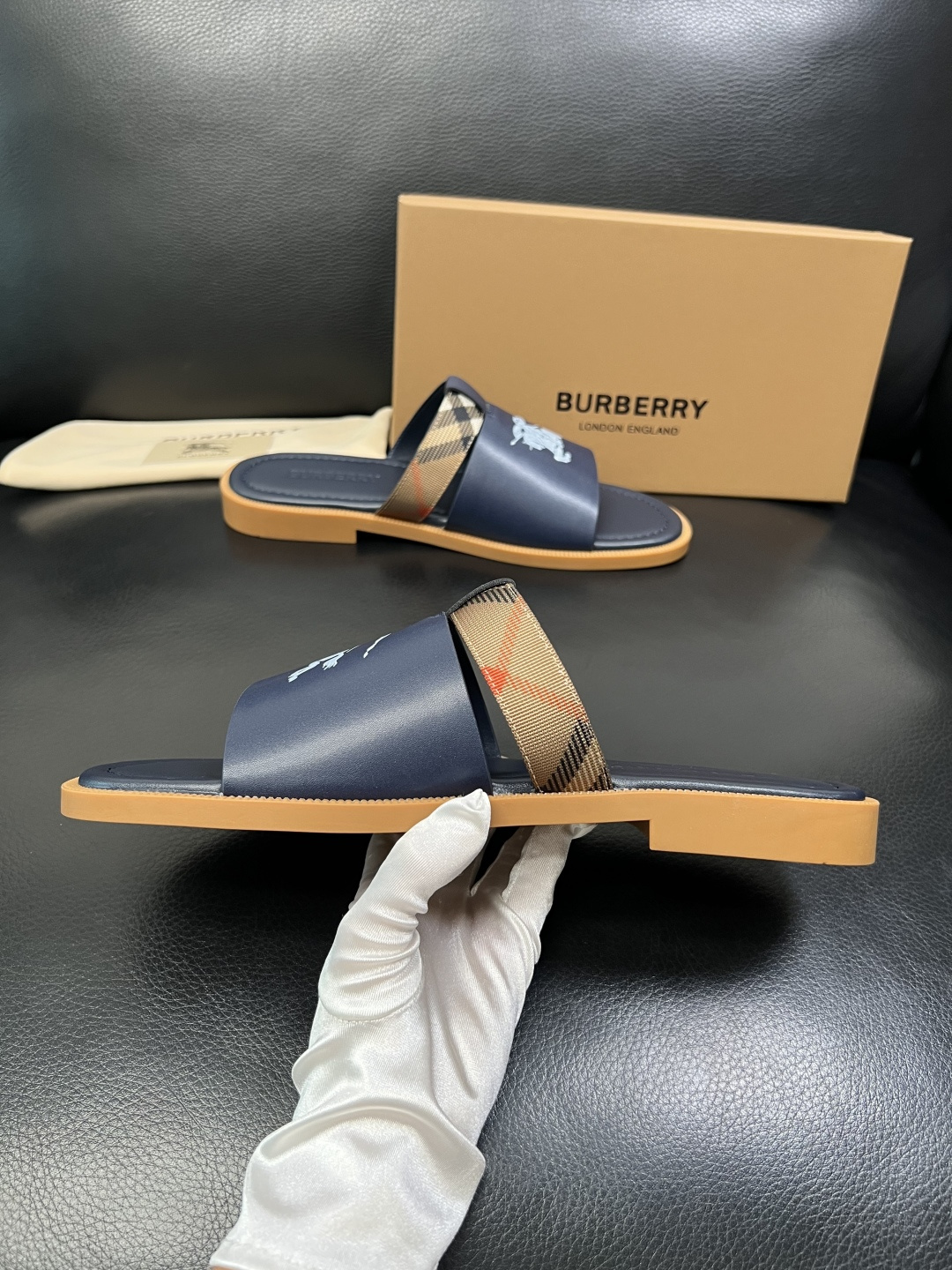 BURBERRY 顶级工艺品 巴宝莉 拖鞋专柜同步，原厂配置意大利进口牛皮面料，高品质复杂拼接工艺，进口