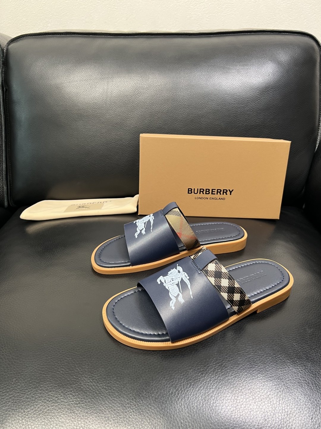 BURBERRY 顶级工艺品 巴宝莉 拖鞋专柜同步，原厂配置意大利进口牛皮面料，高品质复杂拼接工艺，进口