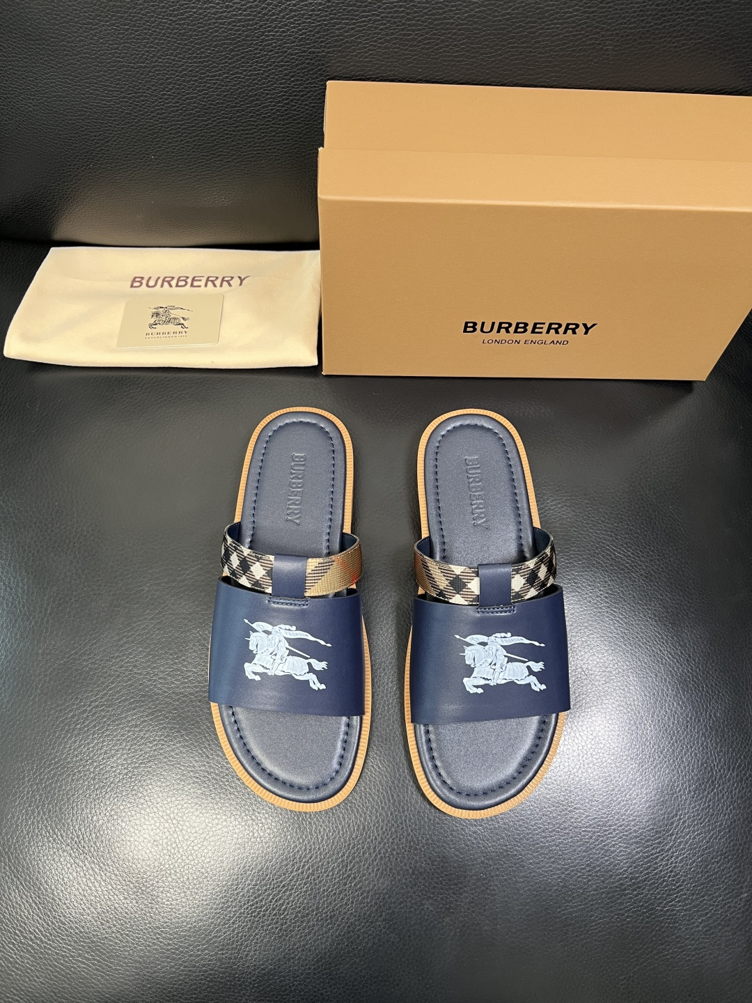 BURBERRY 顶级工艺品 巴宝莉 拖鞋专柜同步，原厂配置意大利进口牛皮面料，高品质复杂拼接工艺，进口