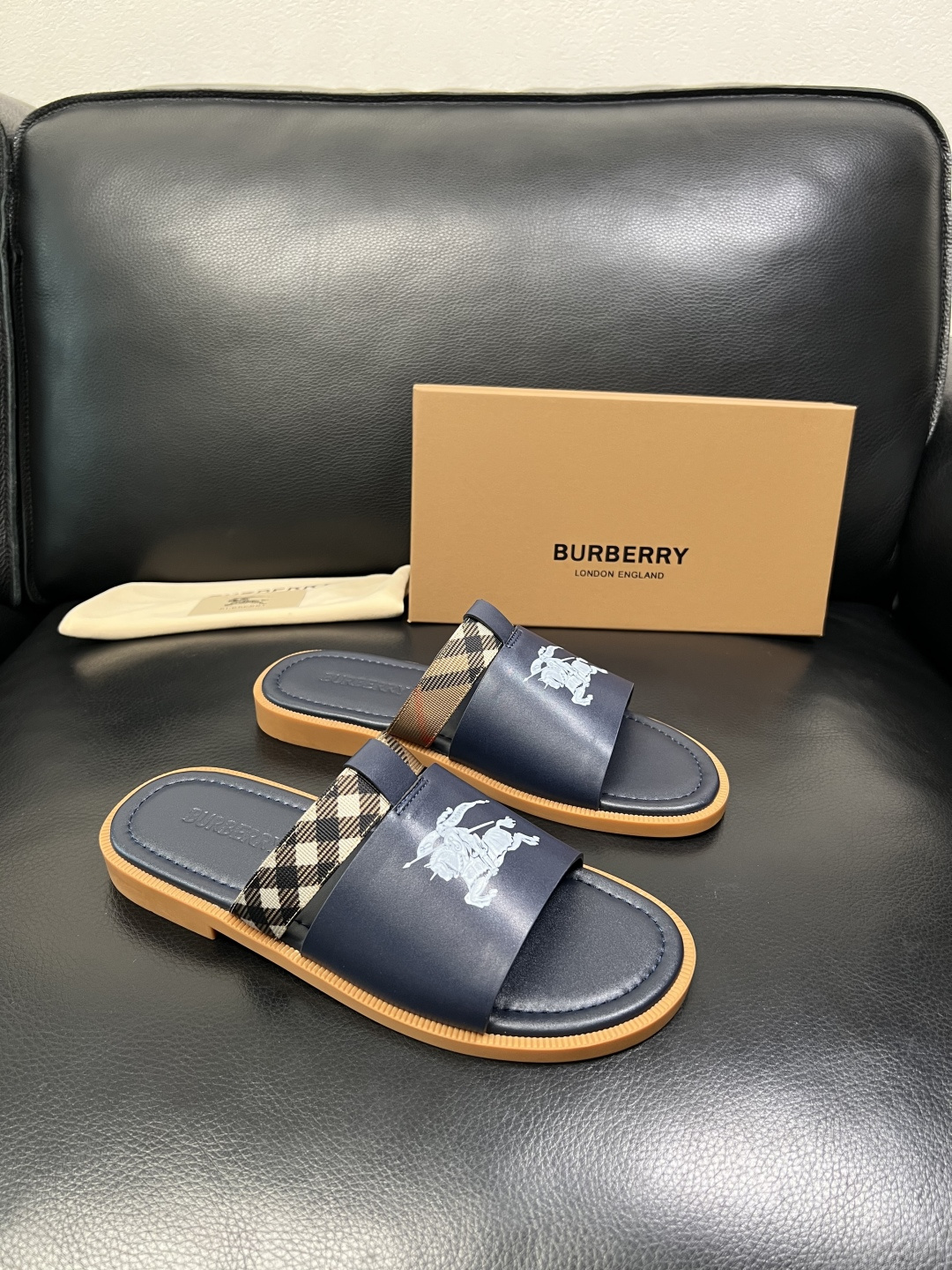 BURBERRY 顶级工艺品 巴宝莉 拖鞋专柜同步，原厂配置意大利进口牛皮面料，高品质复杂拼接工艺，进口