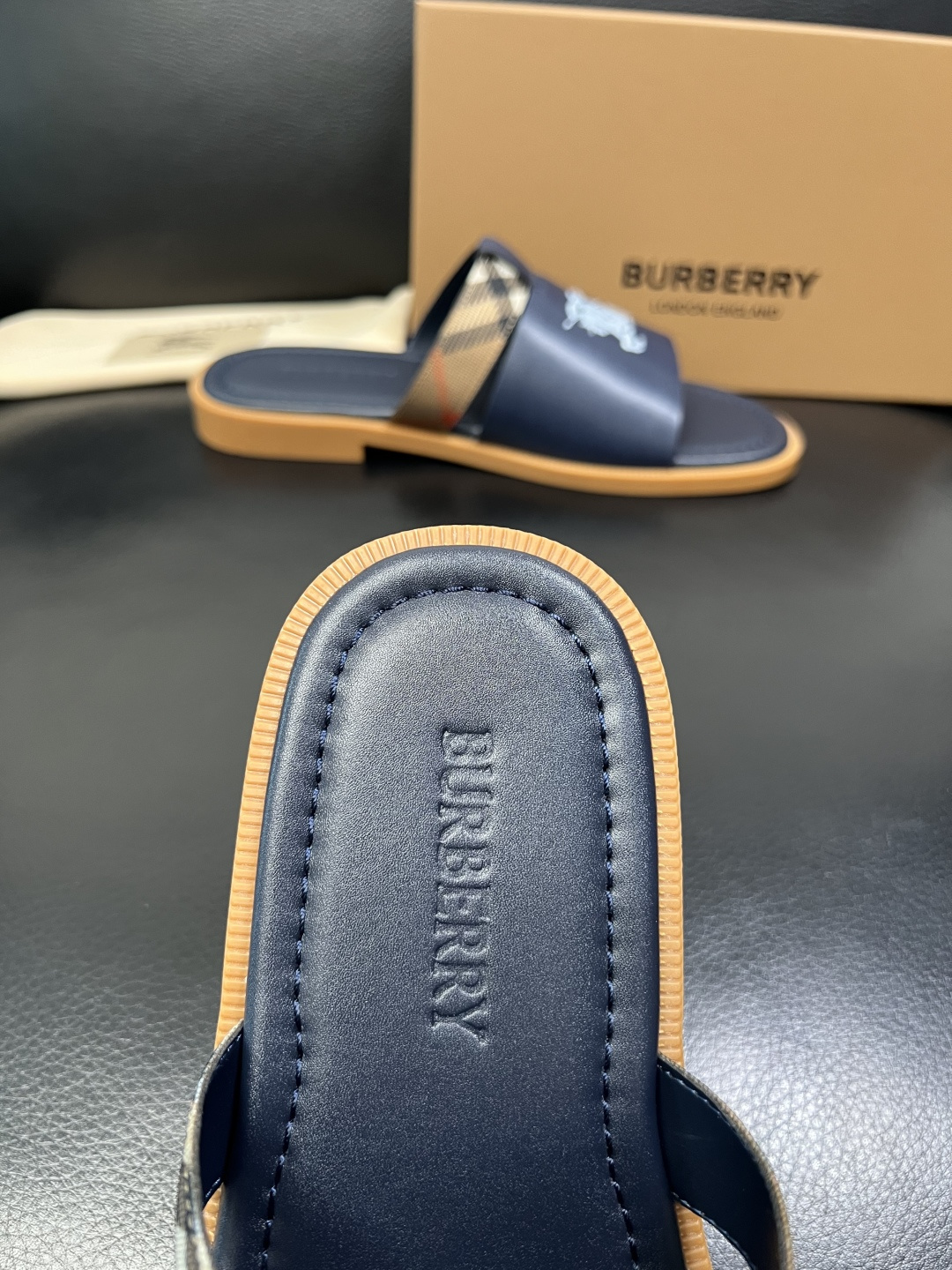 BURBERRY 顶级工艺品 巴宝莉 拖鞋专柜同步，原厂配置意大利进口牛皮面料，高品质复杂拼接工艺，进口