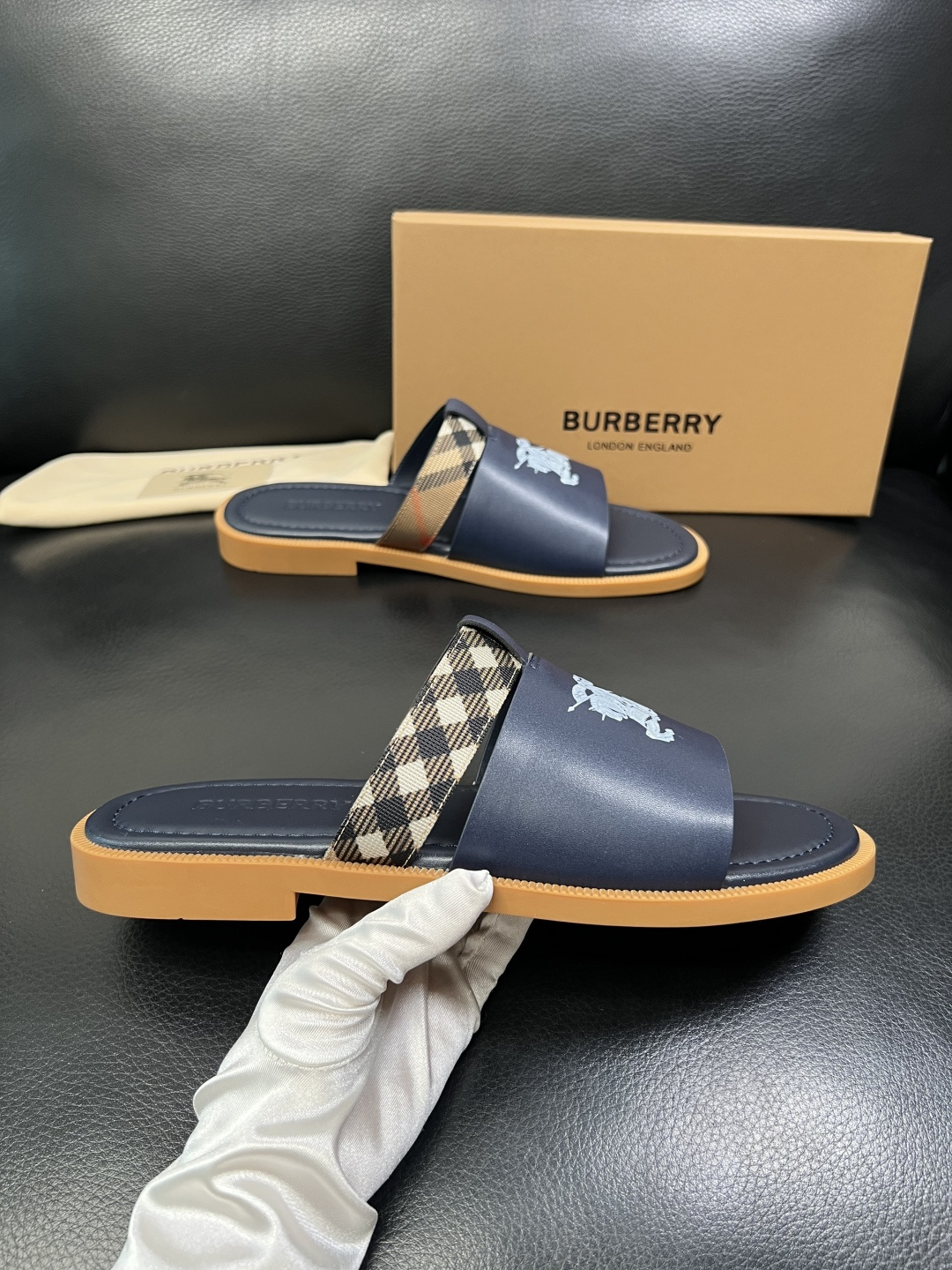 BURBERRY 顶级工艺品 巴宝莉 拖鞋专柜同步，原厂配置意大利进口牛皮面料，高品质复杂拼接工艺，进口