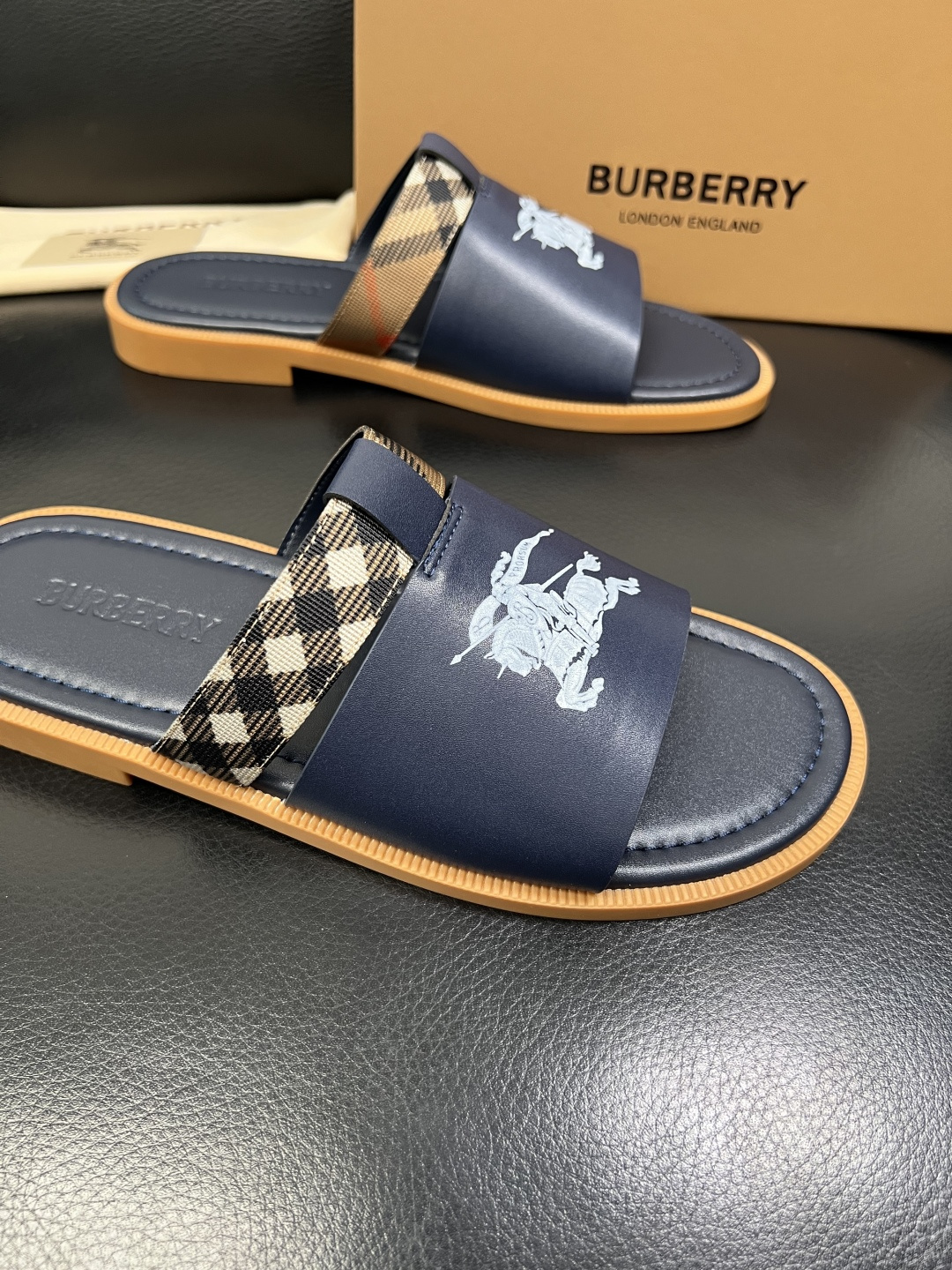 BURBERRY 顶级工艺品 巴宝莉 拖鞋专柜同步，原厂配置意大利进口牛皮面料，高品质复杂拼接工艺，进口