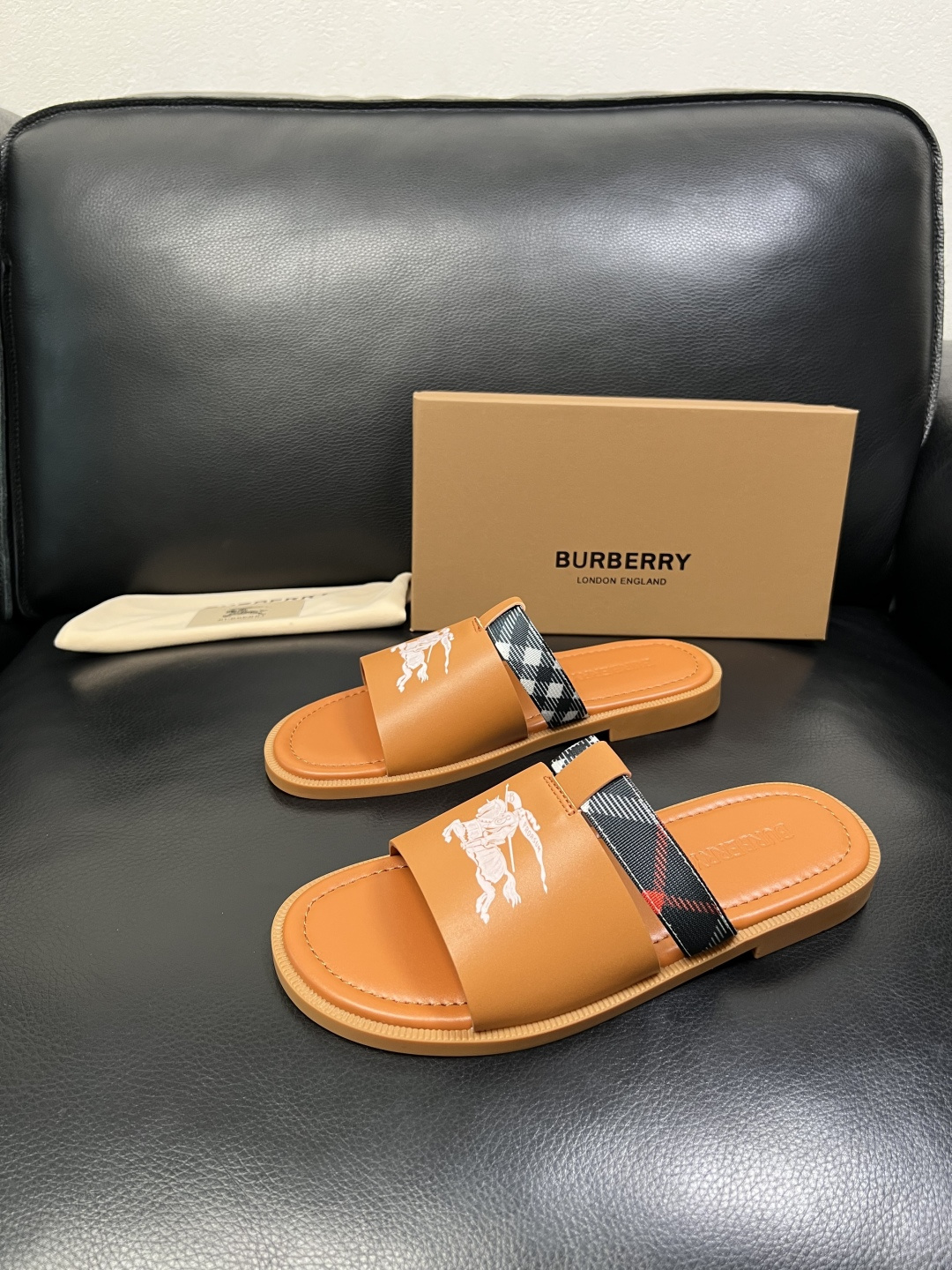 BURBERRY 顶级工艺品 巴宝莉 拖鞋专柜同步，原厂配置意大利进口牛皮面料，高品质复杂拼接工艺，进口