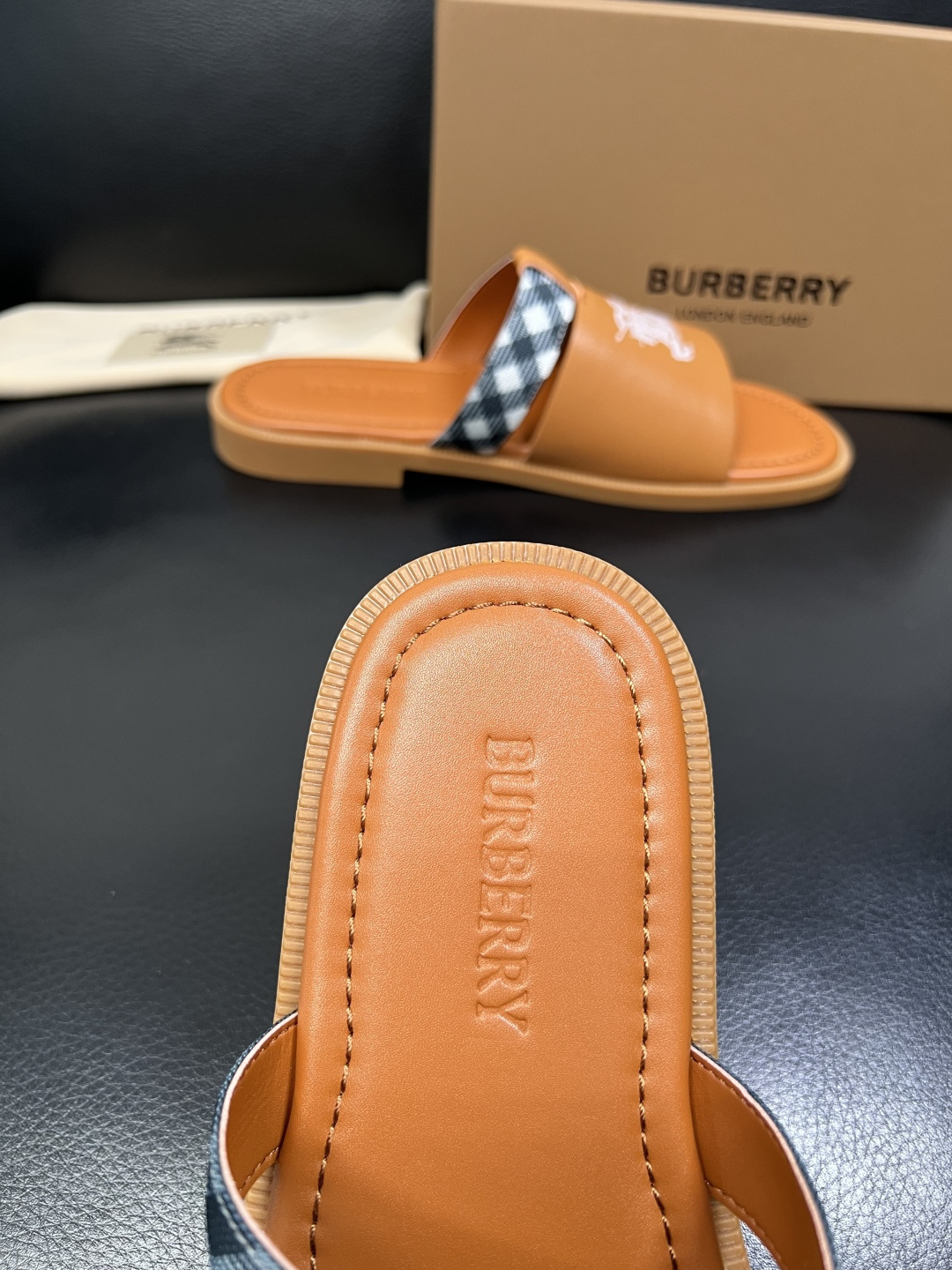 BURBERRY 顶级工艺品 巴宝莉 拖鞋专柜同步，原厂配置意大利进口牛皮面料，高品质复杂拼接工艺，进口