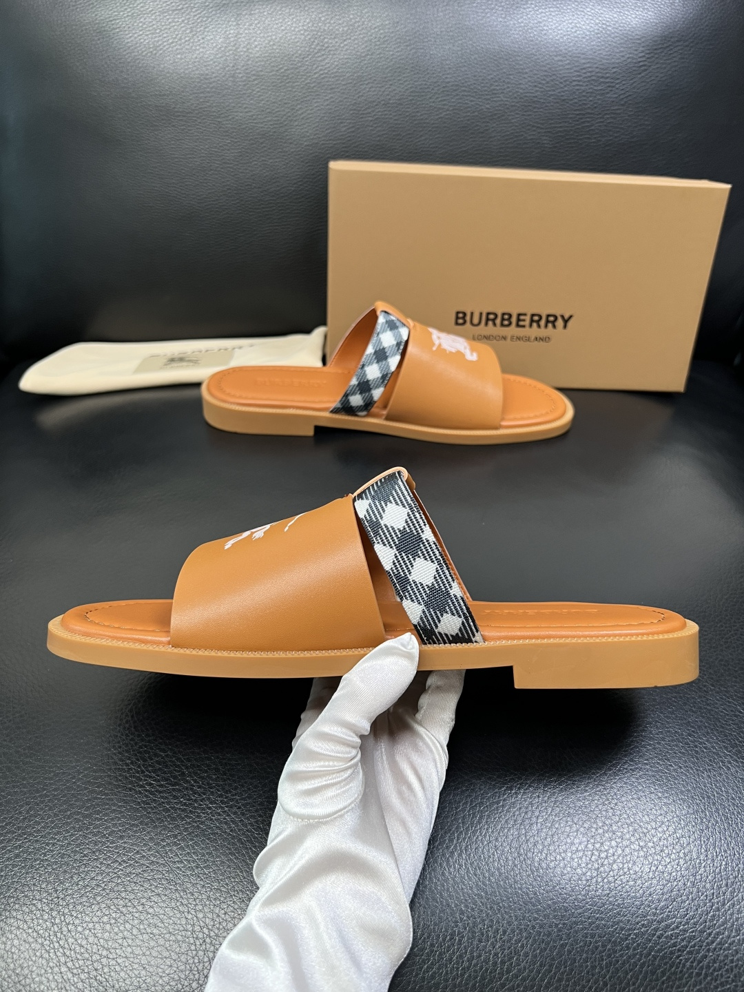 BURBERRY 顶级工艺品 巴宝莉 拖鞋专柜同步，原厂配置意大利进口牛皮面料，高品质复杂拼接工艺，进口