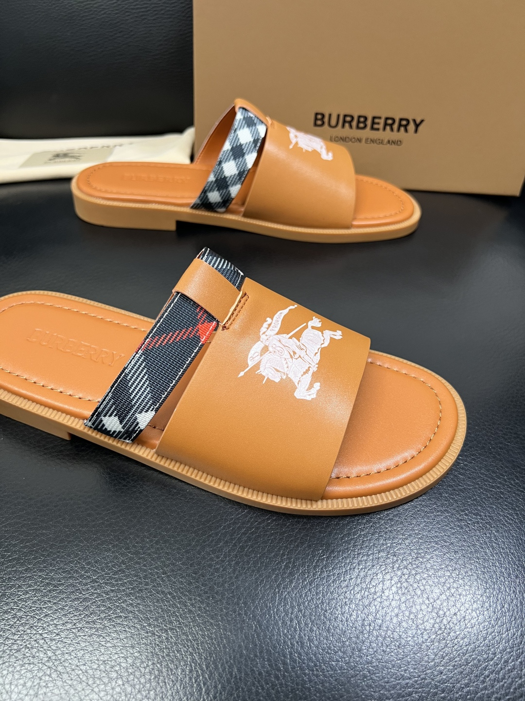 BURBERRY 顶级工艺品 巴宝莉 拖鞋专柜同步，原厂配置意大利进口牛皮面料，高品质复杂拼接工艺，进口