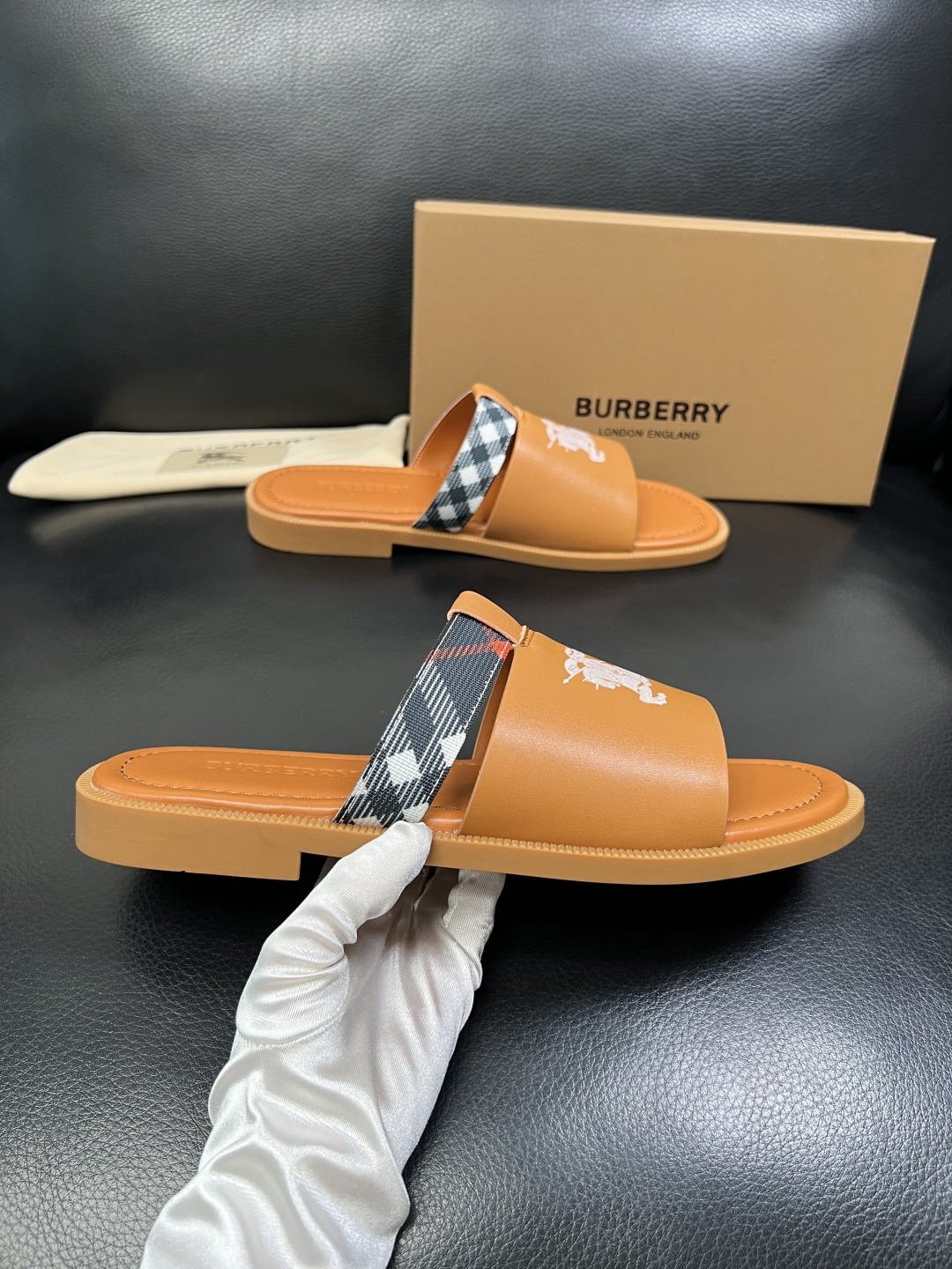 BURBERRY 顶级工艺品 巴宝莉 拖鞋专柜同步，原厂配置意大利进口牛皮面料，高品质复杂拼接工艺，进口